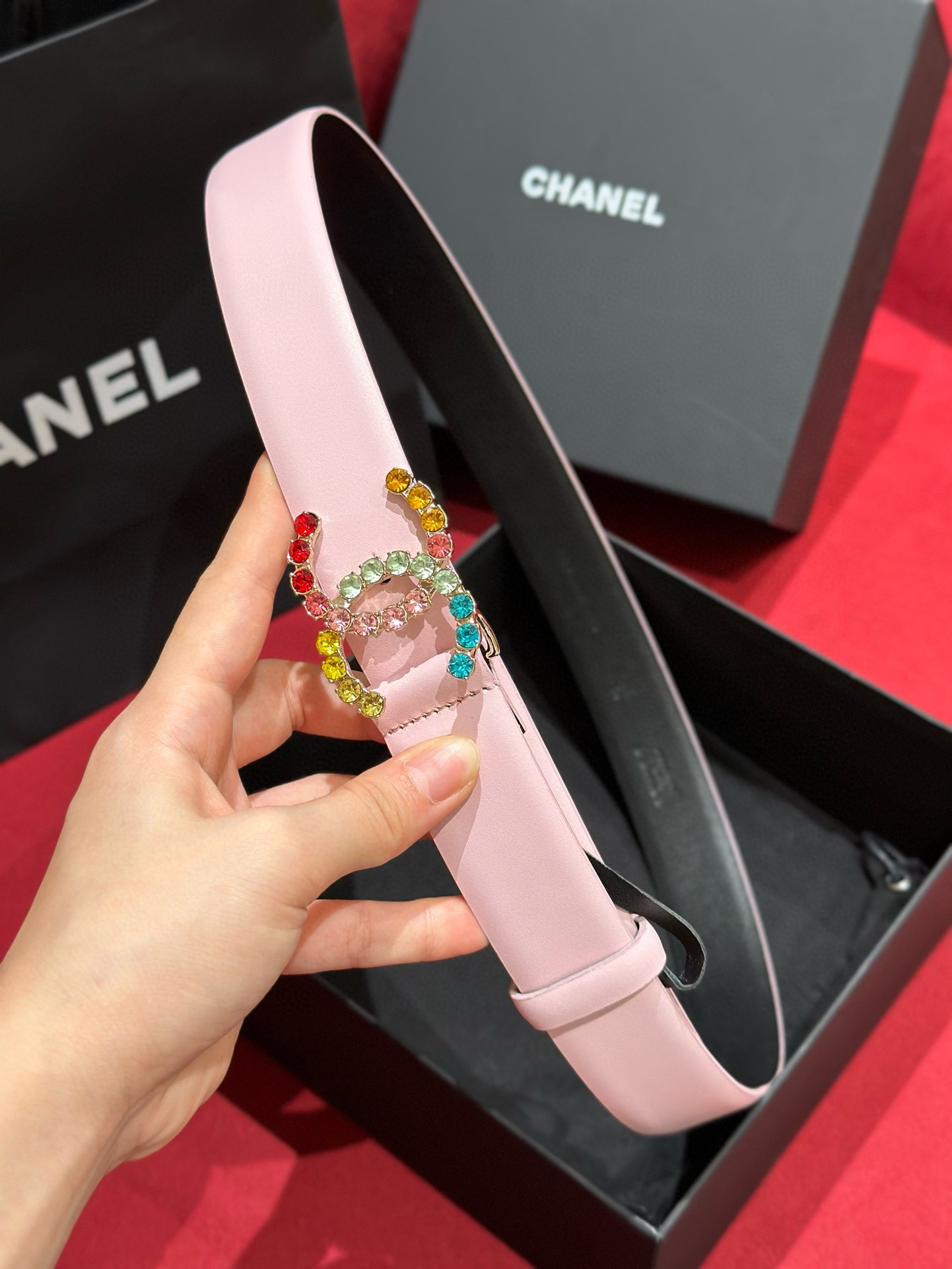 - Chanel 彩色水钻 logo搭扣 黄铜金属 进口胎牛皮带身 手感柔软 细腻 3.0cm