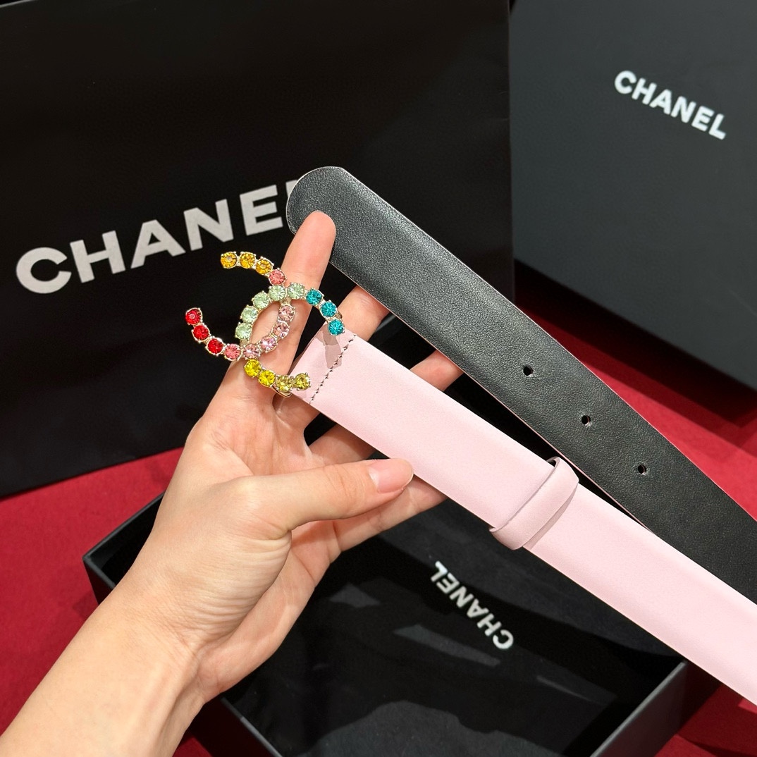 - Chanel 彩色水钻 logo搭扣 黄铜金属 进口胎牛皮带身 手感柔软 细腻 3.0cm