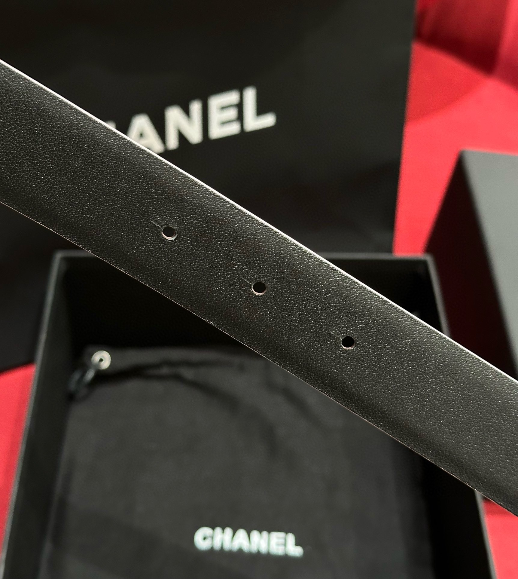 - Chanel 彩色水钻 logo搭扣 黄铜金属 进口胎牛皮带身 手感柔软 细腻 3.0cm