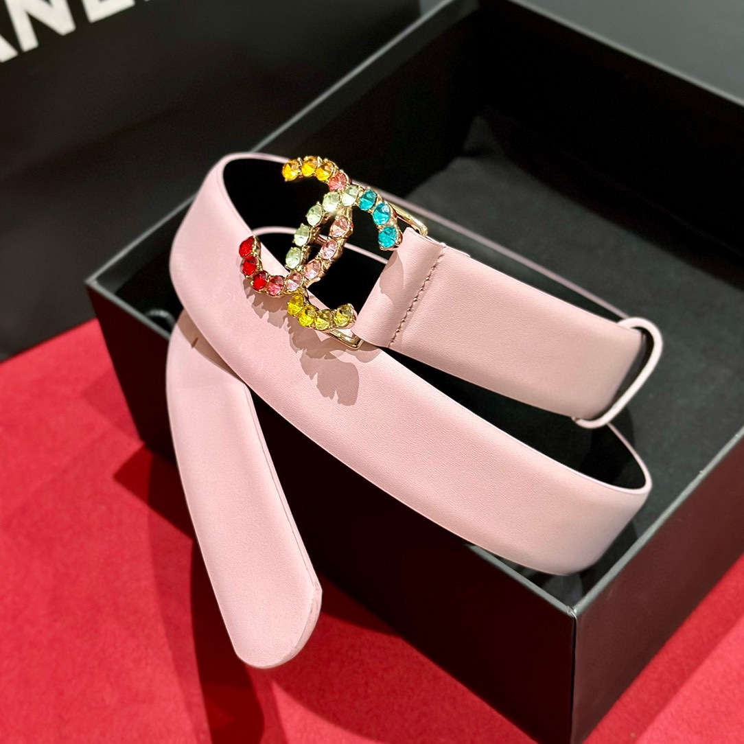 - Chanel 彩色水钻 logo搭扣 黄铜金属 进口胎牛皮带身 手感柔软 细腻 3.0cm