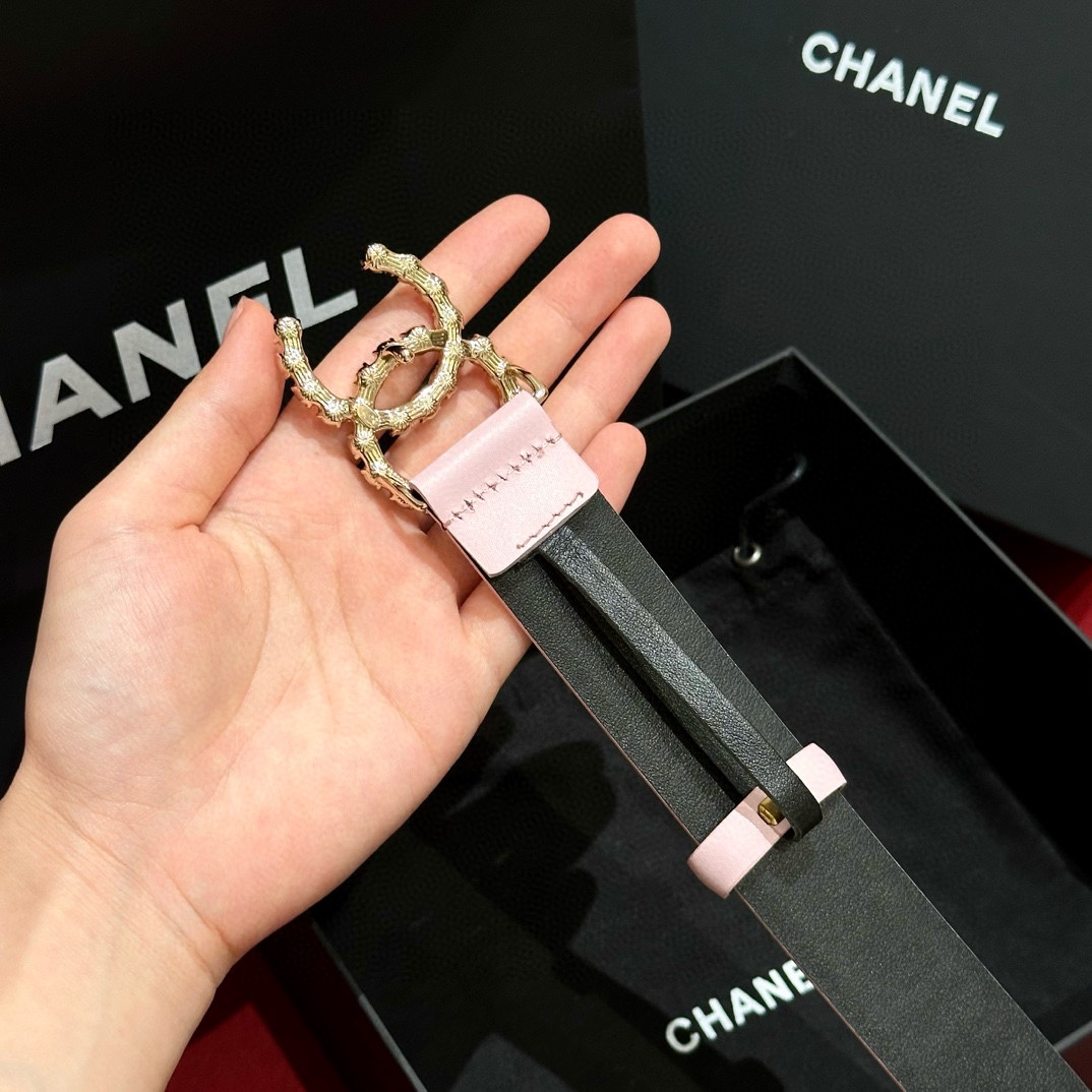 - Chanel 彩色水钻 logo搭扣 黄铜金属 进口胎牛皮带身 手感柔软 细腻 3.0cm