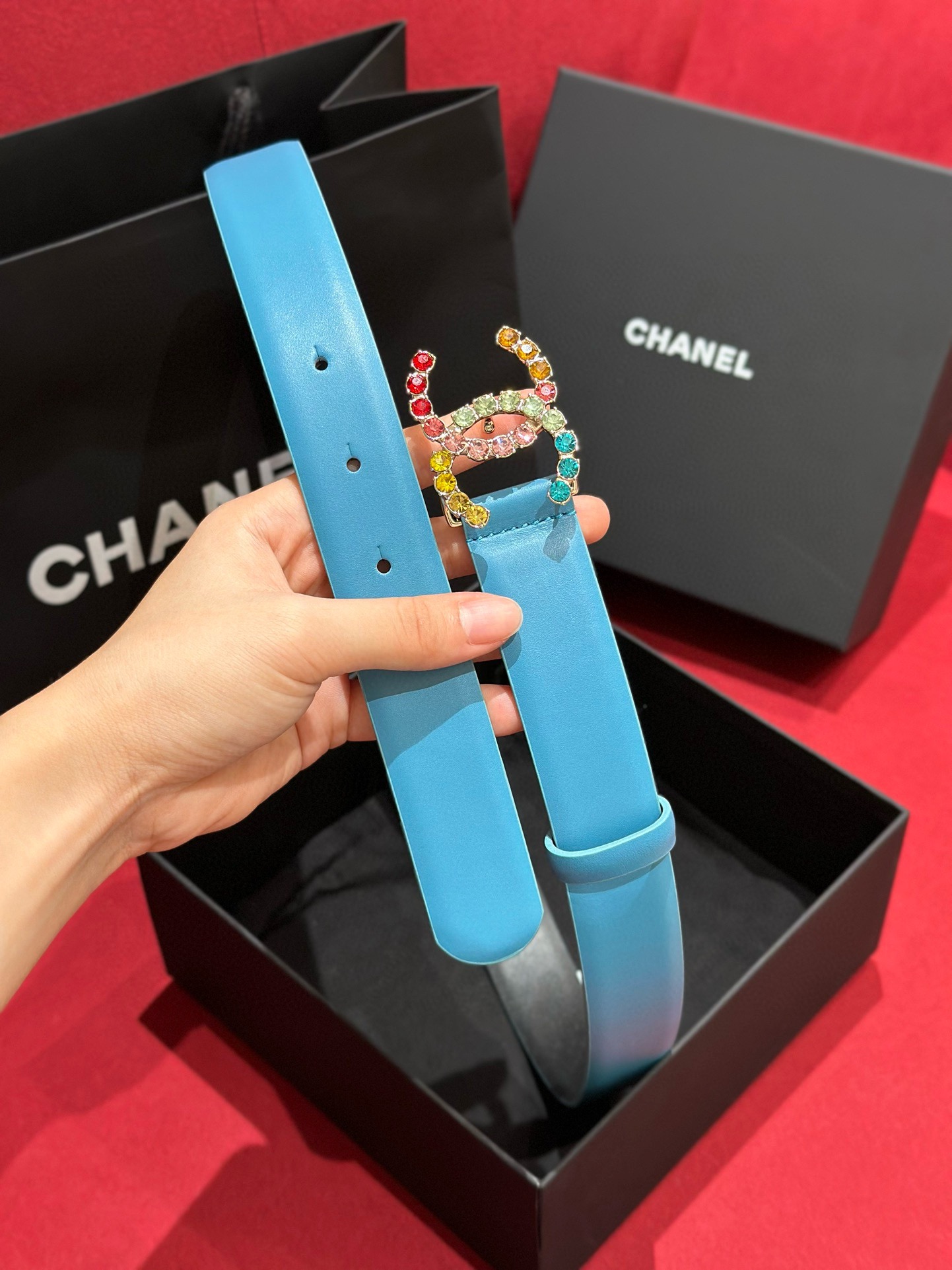 - Chanel 彩色水钻 logo搭扣 黄铜金属 进口胎牛皮带身 手感柔软 细腻 3.0cm