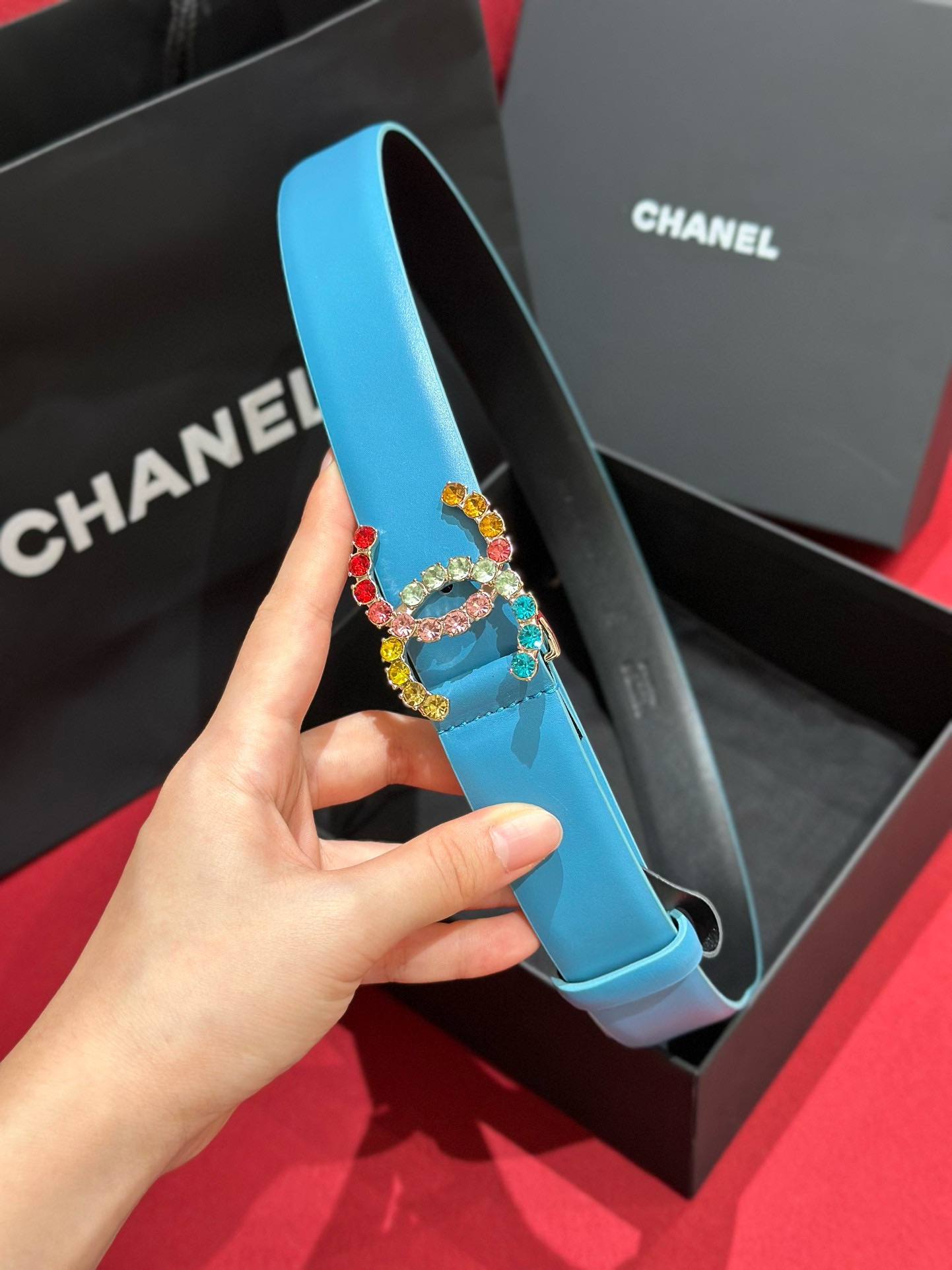 - Chanel 彩色水钻 logo搭扣 黄铜金属 进口胎牛皮带身 手感柔软 细腻 3.0cm