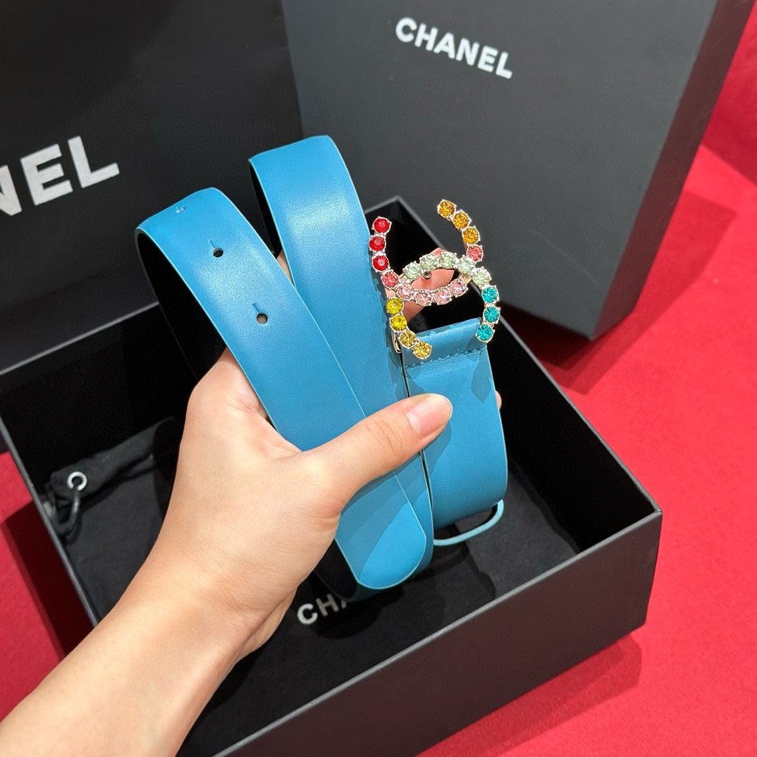 - Chanel 彩色水钻 logo搭扣 黄铜金属 进口胎牛皮带身 手感柔软 细腻 3.0cm