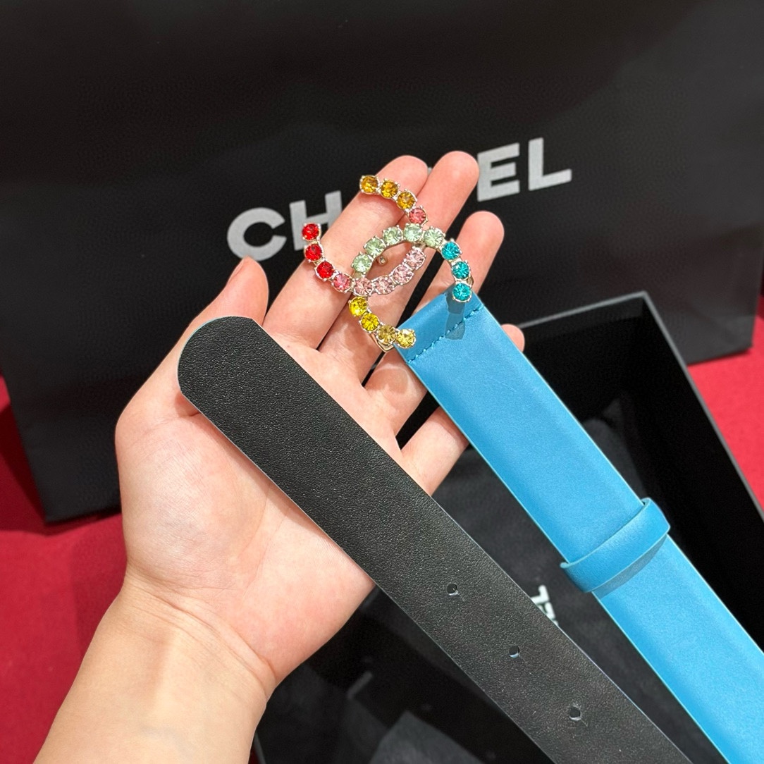 - Chanel 彩色水钻 logo搭扣 黄铜金属 进口胎牛皮带身 手感柔软 细腻 3.0cm