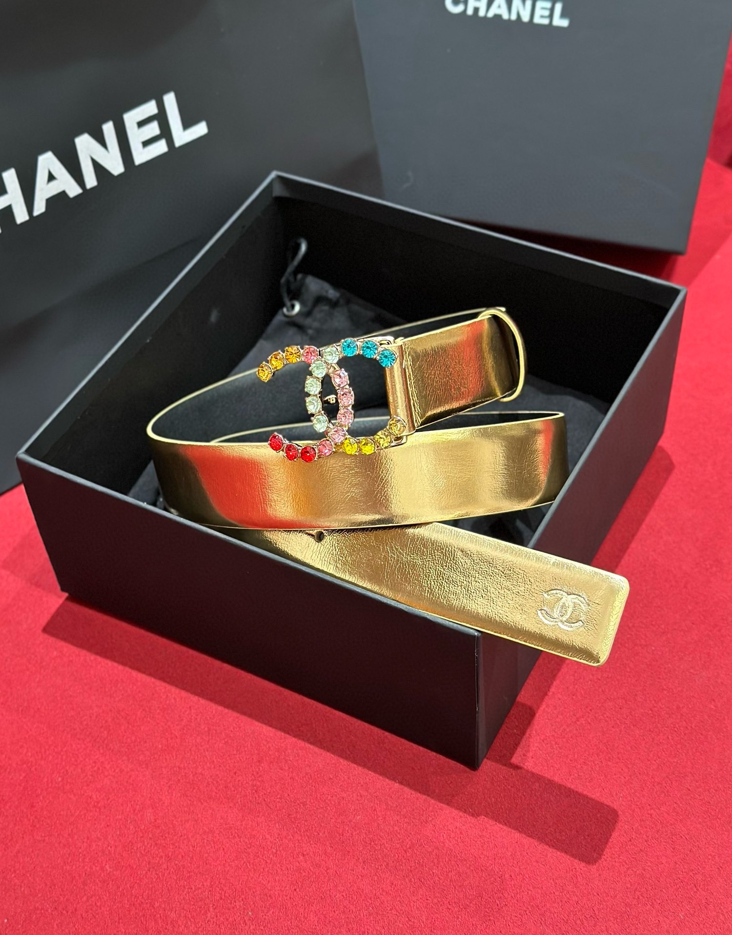 - Chanel 彩色水钻 logo搭扣 黄铜金属 进口胎牛皮带身 手感柔软 细腻 3.0cm