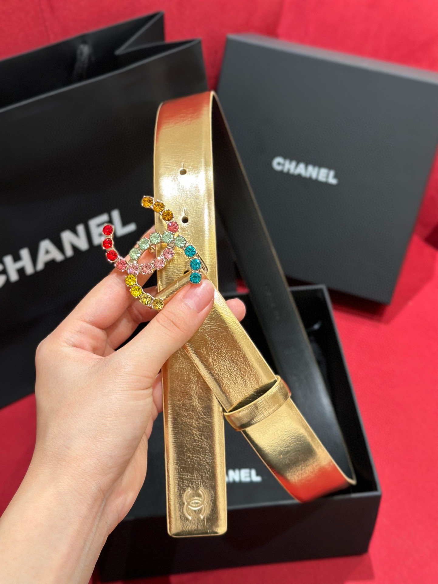 - Chanel 彩色水钻 logo搭扣 黄铜金属 进口胎牛皮带身 手感柔软 细腻 3.0cm
