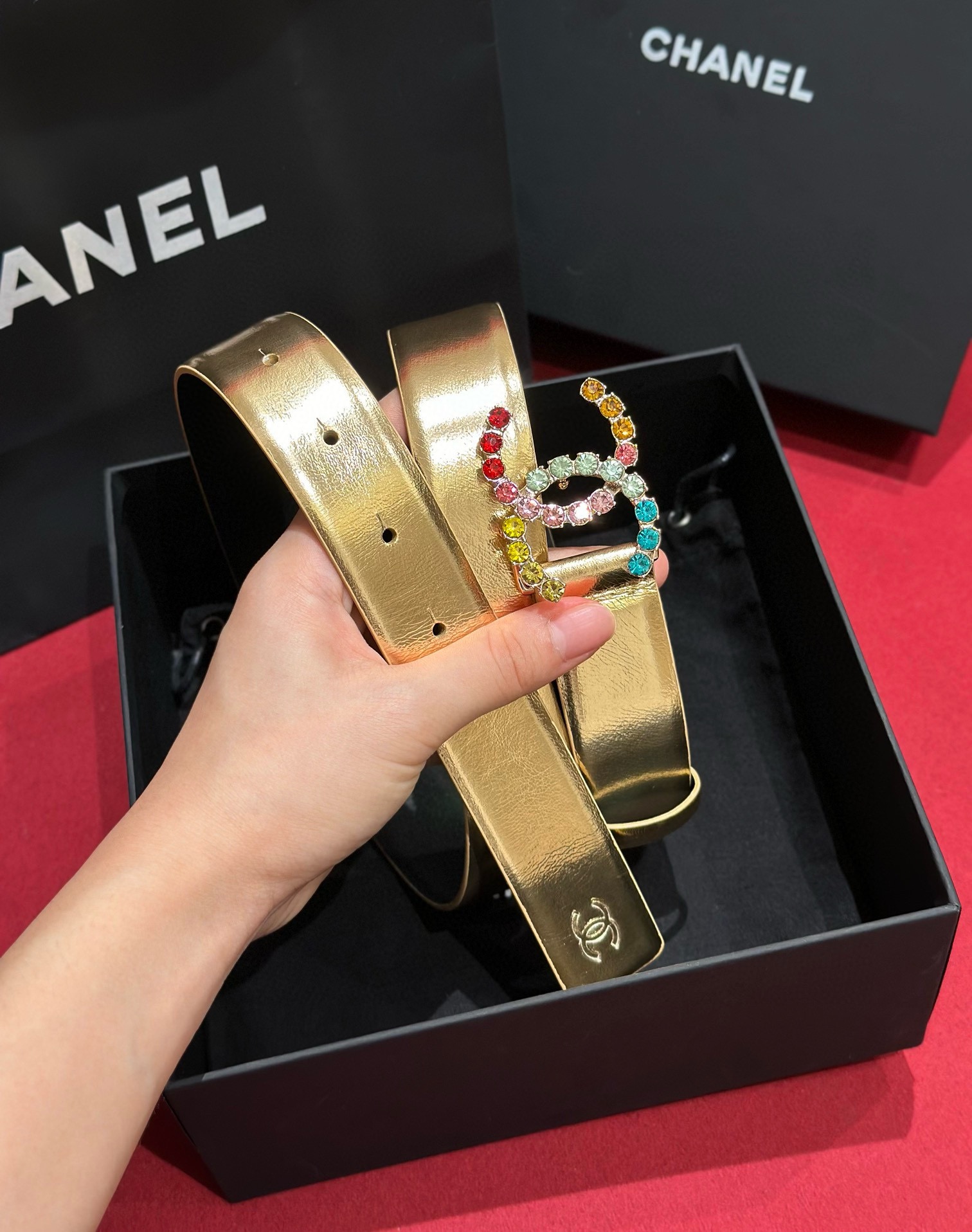 - Chanel 彩色水钻 logo搭扣 黄铜金属 进口胎牛皮带身 手感柔软 细腻 3.0cm