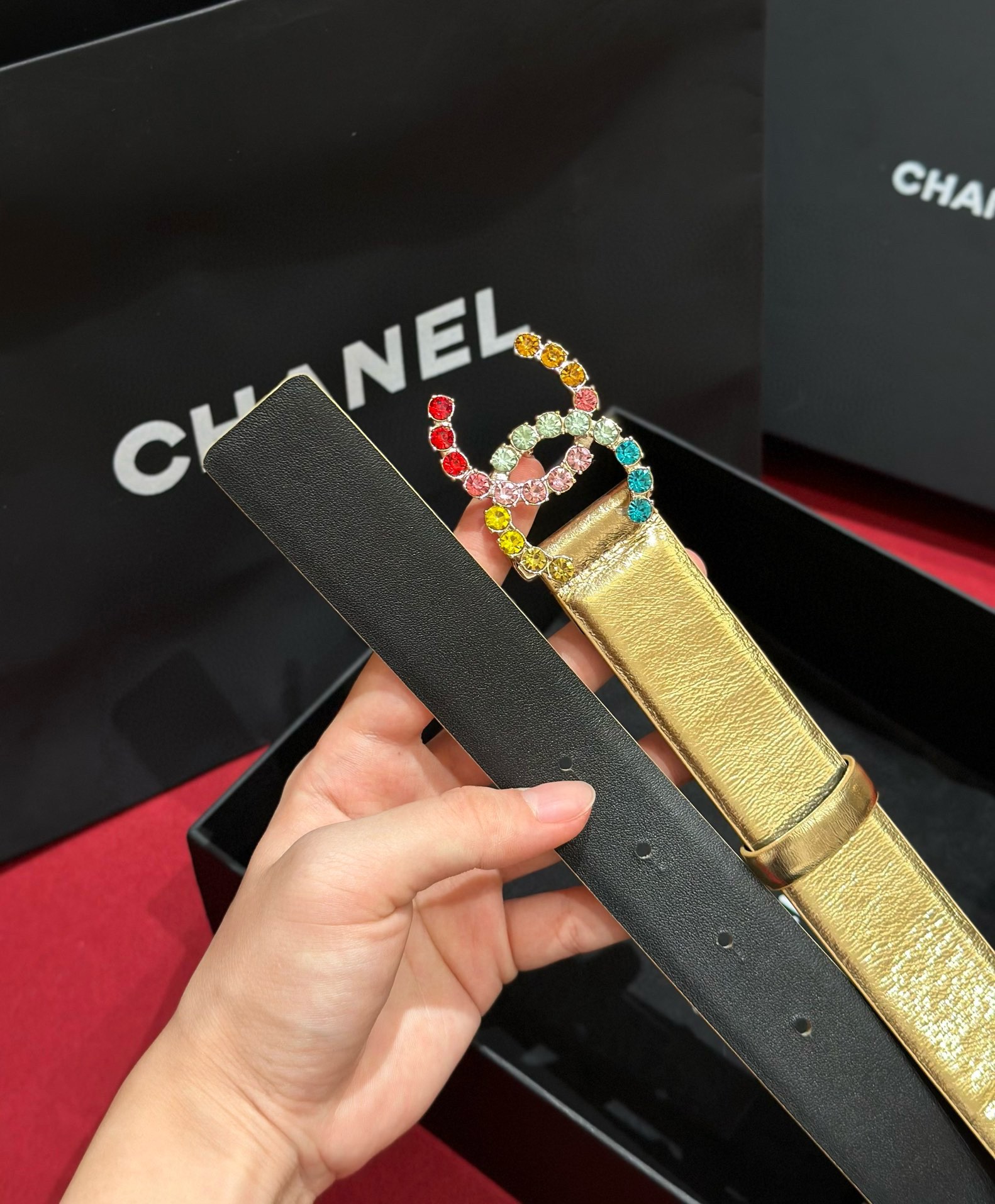 - Chanel 彩色水钻 logo搭扣 黄铜金属 进口胎牛皮带身 手感柔软 细腻 3.0cm