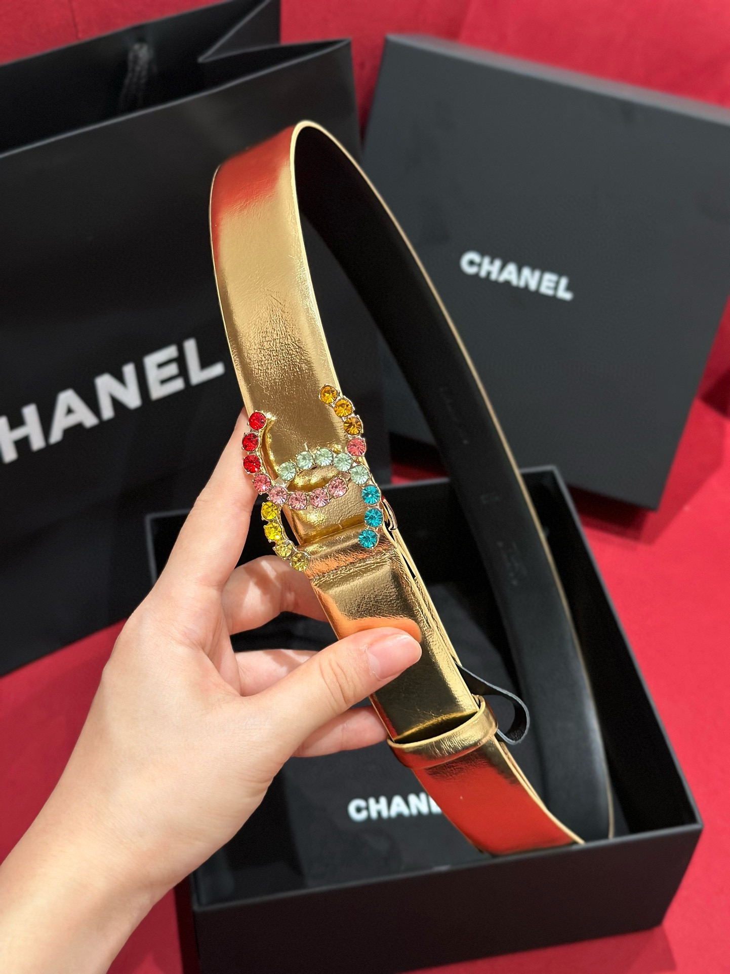 - Chanel 彩色水钻 logo搭扣 黄铜金属 进口胎牛皮带身 手感柔软 细腻 3.0cm
