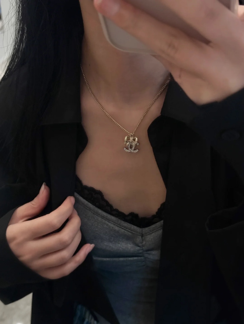  编码N944   
🛍香奈儿项链热销🔥爆上新🆕🆕🆕
😎CHAN 24  金银拼色立体蝴蝶结项链
🤓香槟