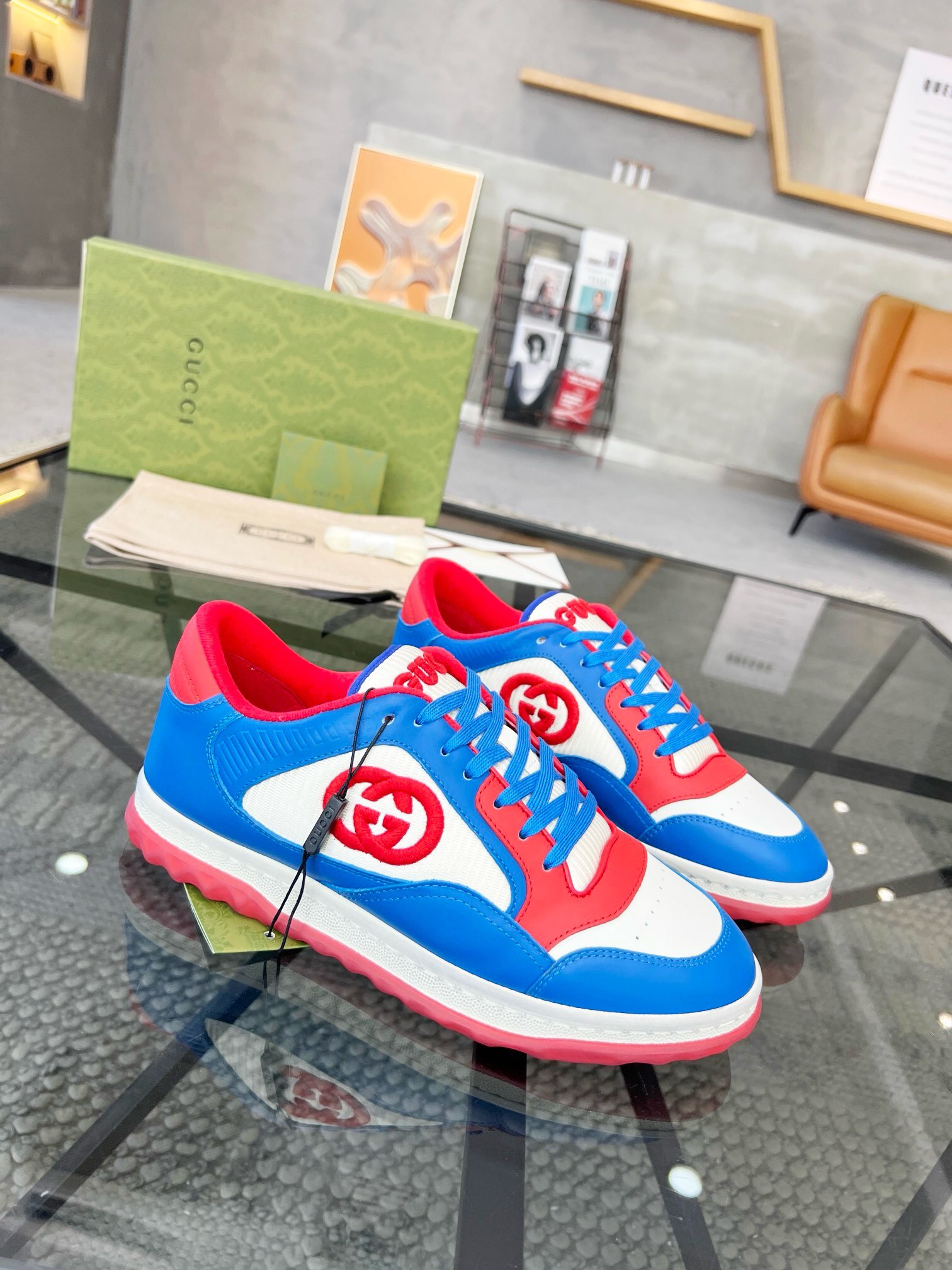 NO:217775,Brand G U C C I Color original color matching Number 38-44 Customized 45 Price Material Gucci Spring and Autumn Style The same style as the counter has the latest high-end and boutique style. This colored sneakers are inspired by classic sports shoes in the 1970s. The side is decorated with nylon striped webbing. The retro Gucci logo has been specially processed, and the overall appearance is presented. Gucci casual shoes, gucci, sneakers19860909品牌G U C C I 颜色原版配色 码数38-44定做45 价格 材质古奇春秋款 专柜同款高端精品最新款 此款彩色运动鞋以70年代做旧经典运动鞋为灵感原型,1:1制作侧面饰有尼龙条纹织带,复古Gucci标识经过特殊处理,整体呈现做旧效果,古奇 休闲鞋,gucci,sneakers,Men's shoes