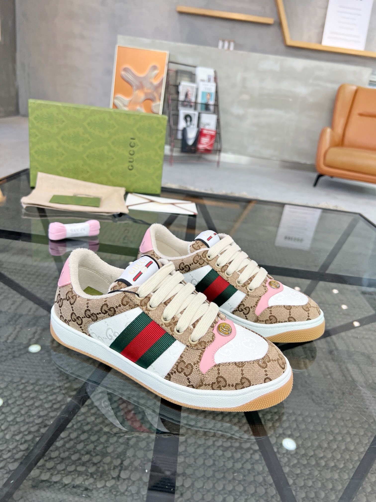 NO:219480,Brand G U C C I original color matching Size 35-45 couples price Material Guqi Spring and Autumn style The same style as the counter High-end and boutique latest style This colored sneakers are inspired by cowhide and printed cloth classic sneakers. Original customized outsole. The overall appearance of the old-fashioned effect is presented. Guqi casual shoes, sneakers, cowhide19860909品牌G U C C I 颜色原版配色 码数35-45情侣款 价格 材质古奇春秋款 专柜同款高端精品最新款 此款彩色运动鞋 牛皮搭配印花布面经典运动鞋为灵感 原版定制大底 整体呈现做旧效果,古奇 休闲鞋,sneakers,cowhide,Men's shoes