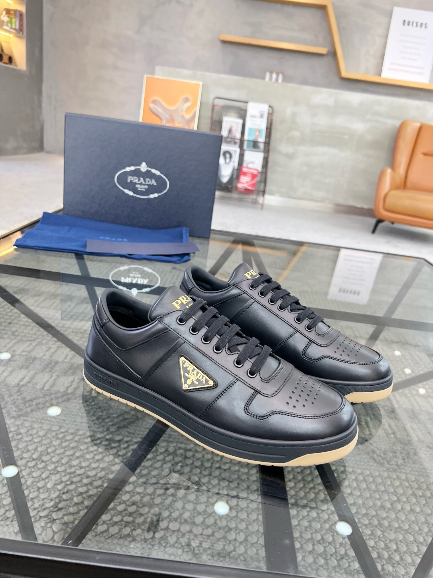 NO:219475,Brand P R A D A Color Original Color Pair Number 38-44 Customized 45 Price Material Prada New Product Original Single-Place Low-top Casual Sports Shoes!  The upper is made of original soft cowhide with Prada logo cowhide inner lining. The original molded outsole of cowhide is made of high quality, worth owning. Prada, prada, sneakers, cowhide19860909品牌P R A D A 颜色原版配色 码数38-44定做45 价格 材质普拉达新品原单货低帮休闲运动鞋！鞋面采用原版柔软牛皮搭配普拉达标识牛皮内里 牛皮垫脚原版开模大底、高品质值得拥有,普拉达,prada,sneakers,cowhide,Men's shoes