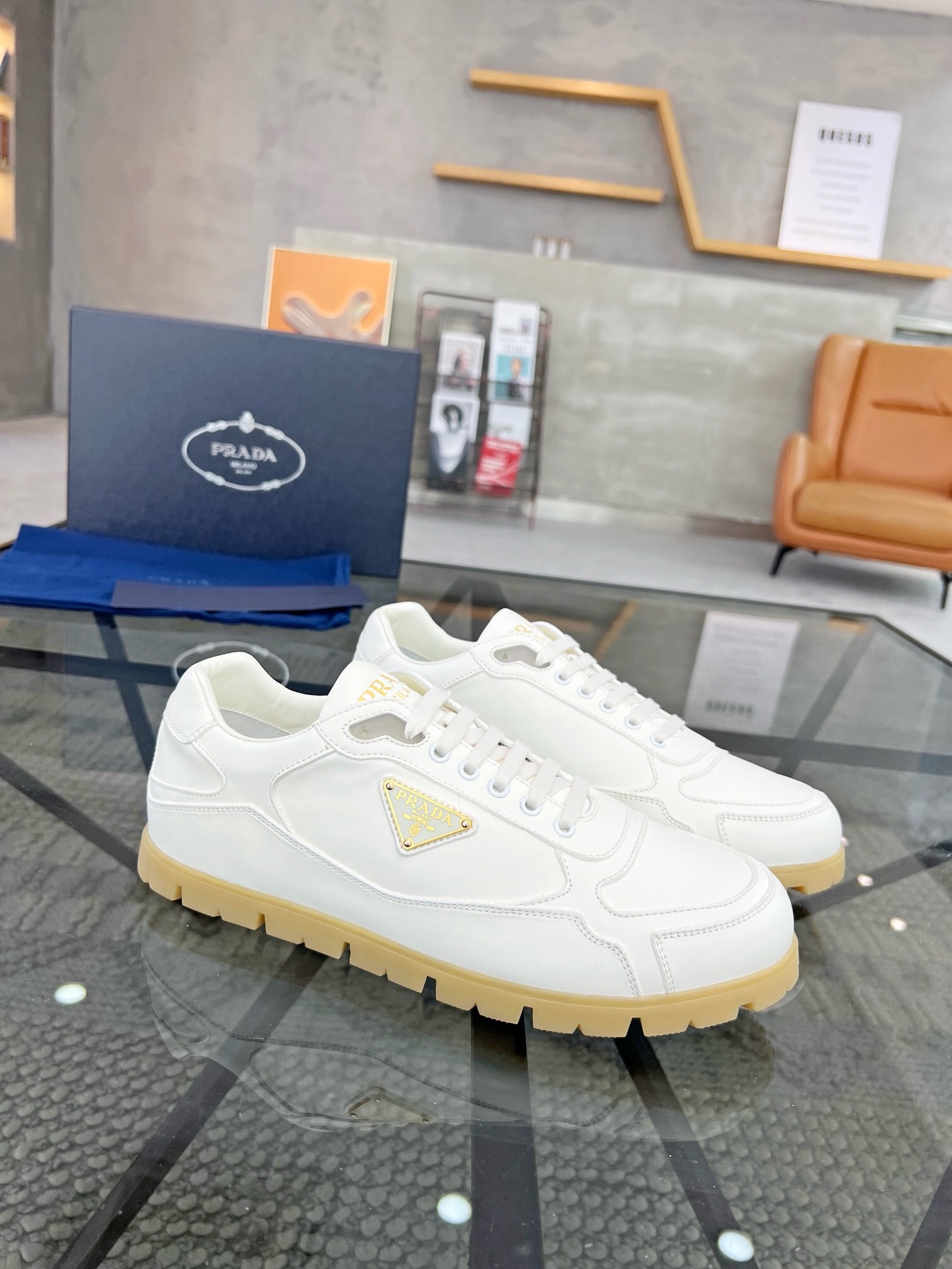 NO:217810,Brand P R A D A Color Original Color Pair Number 38-44 Customized 45 Price Material Prada New Product Original Single-Place Low-top Casual Sports Shoes!  The upper is made of original soft cowhide with Prada logo cowhide inner lining. The original molded outsole of cowhide is made of high quality, worth owning. Prada, prada, sneakers, cowhide19860909品牌P R A D A 颜色原版配色 码数38-44定做45 价格 材质普拉达新品原单货低帮休闲运动鞋！鞋面采用原版柔软牛皮搭配普拉达标识牛皮内里 牛皮垫脚原版开模大底、高品质值得拥有,普拉达,prada,sneakers,cowhide,Men's shoes