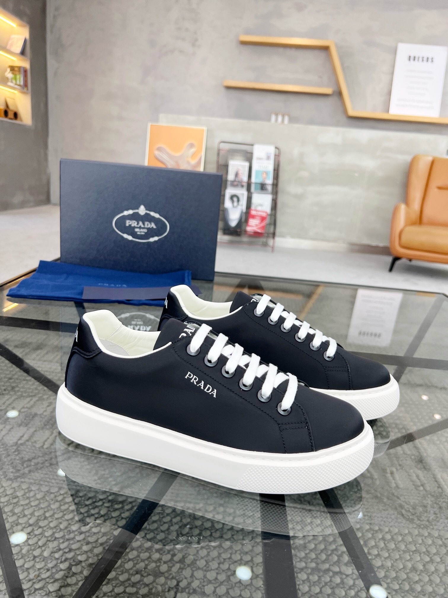 NO:219544,Brand P R A D A Color Original Color Pair Number 38-44 Customized 45 Price Material Prada New Product Original Single-Place Low-top Casual Sports Shoes!  The upper is made of original soft cowhide with Prada logo cowhide inner lining. The original cowhide foot pad is super light and has high quality. Prada, prada, sneakers, cowhide19860909品牌P R A D A 颜色原版配色 码数38-44定做45 价格 材质普拉达新品原单货低帮休闲运动鞋！鞋面采用原版柔软牛皮搭配普拉达标识牛皮内里 牛皮垫脚原版开模超轻大底、高品质值得拥有,普拉达,prada,sneakers,cowhide,Men's shoes