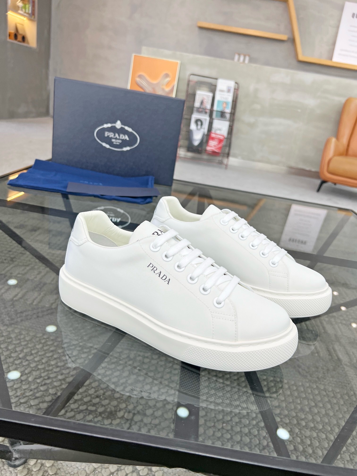 NO:217813,Brand P R A D A Color Original Color Pair Number 38-44 Customized 45 Price Material Prada New Product Original Single-Place Low-top Casual Sports Shoes!  The upper is made of original soft cowhide with Prada logo cowhide inner lining. The original cowhide foot pad is super light and has high quality. Prada, prada, sneakers, cowhide19860909品牌P R A D A 颜色原版配色 码数38-44定做45 价格 材质普拉达新品原单货低帮休闲运动鞋！鞋面采用原版柔软牛皮搭配普拉达标识牛皮内里 牛皮垫脚原版开模超轻大底、高品质值得拥有,普拉达,prada,sneakers,cowhide,Men's shoes