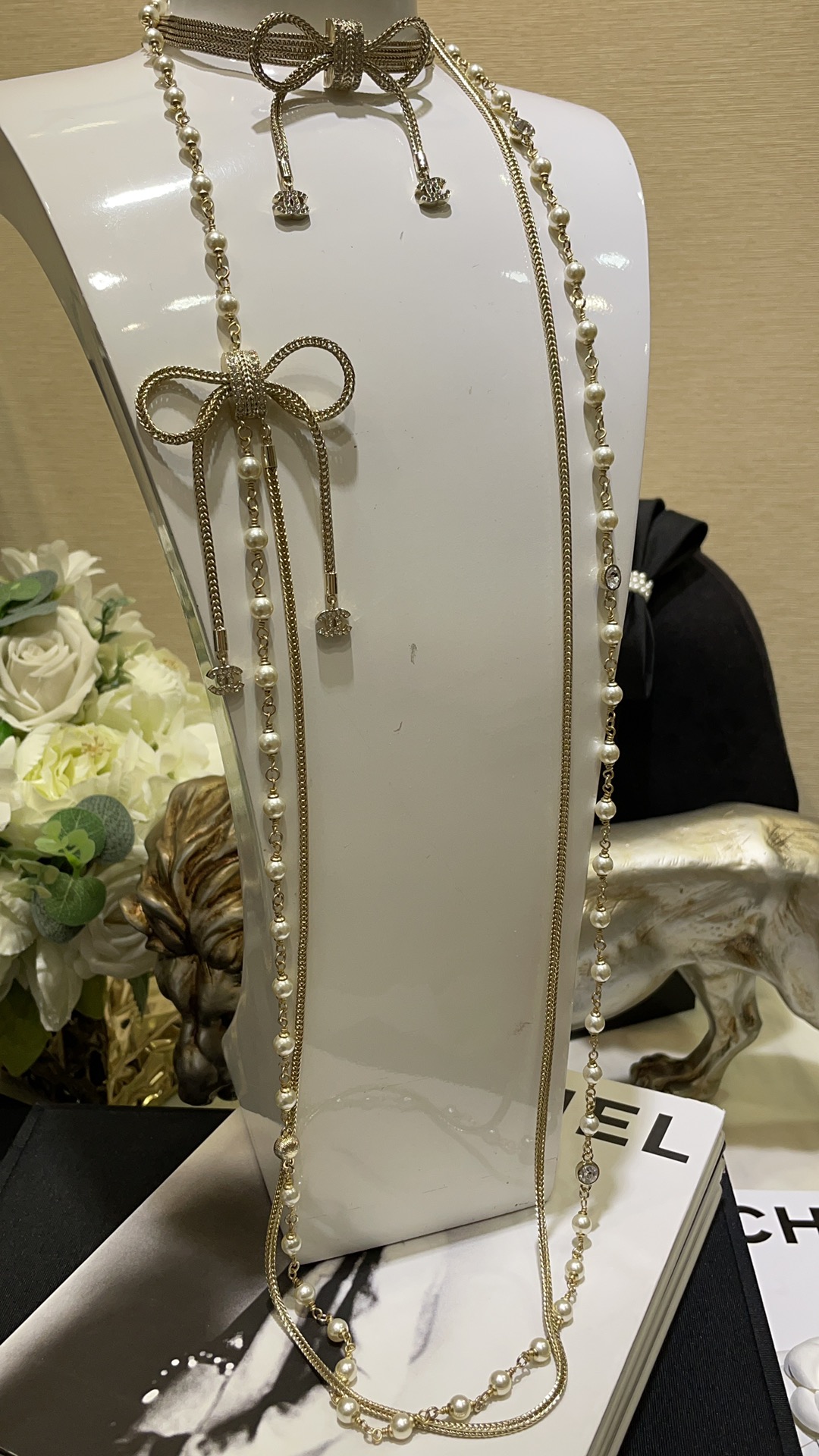 NO:631242,88370, sweater chain arrived today. 24K new light gold bow full of diamonds, double C pendant, braided snake bone chain, double layer necklace sweater chain. Light gold braided small bow, gentle and elegant. Double layer design of snake bone chain1986090988370,今日到货毛衣链 24K新款淡金色蝴蝶结满钻双C吊坠编织蛇骨链双层项链毛衣链 淡金色编绳纹路小蝴蝶结温柔又气质 蛇骨链x珍珠链条的双层设计很吸睛 完完全全就是有钱大小姐的感觉 z价格两万多 定制款黄铜材质 捷克钻,,sweaters,necklace,卡迪亚高端饰品,Jewelry