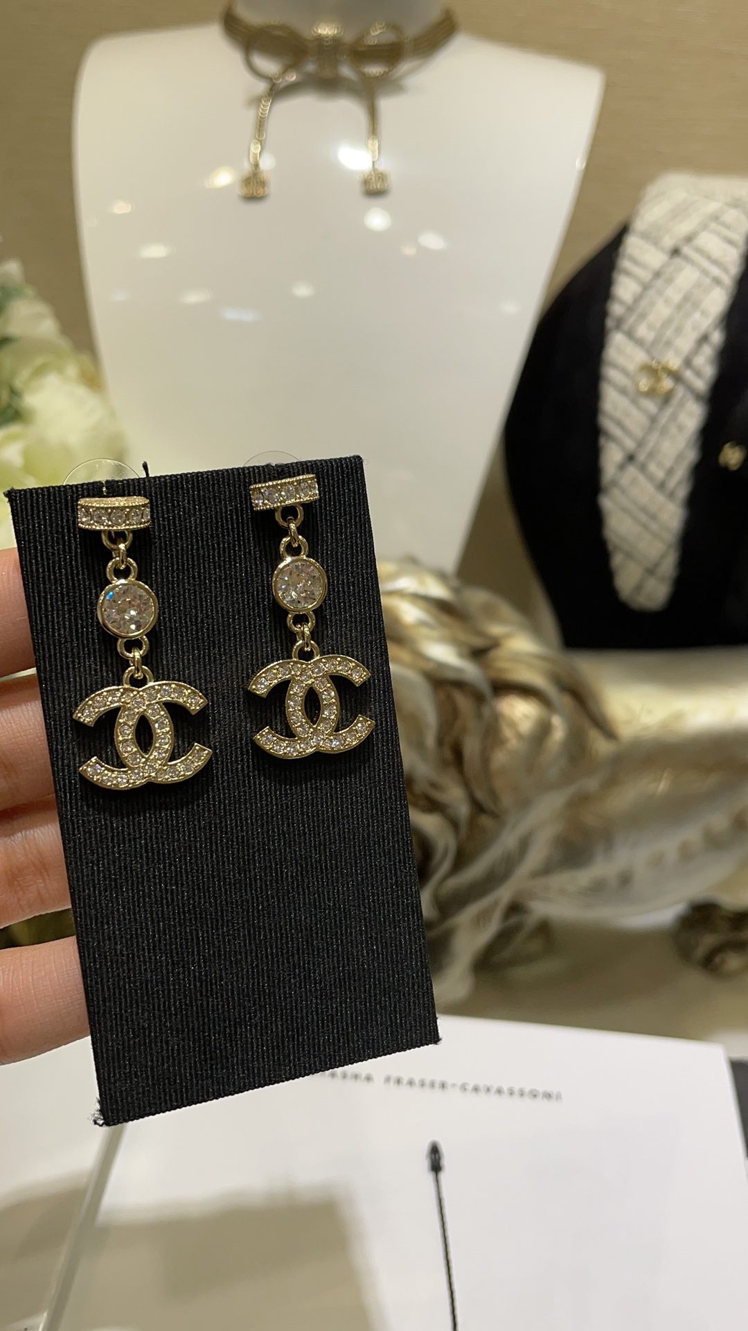 NO:631679,88200. The classic and versatile 24K new single rhinestone chain full diamond double C pendant earrings arrived today. Gentle and soft light gold1986090988200.今日到货经典百搭 24K新款单颗水钻链条满钻双C吊坠耳钉 温温柔柔的浅金色x经典满钻双C 非常有富家千金的气质 闭眼入不出错 日常佩戴率极高 z一致黄铜材质 施华洛钻,,卡迪亚高端饰品,Jewelry