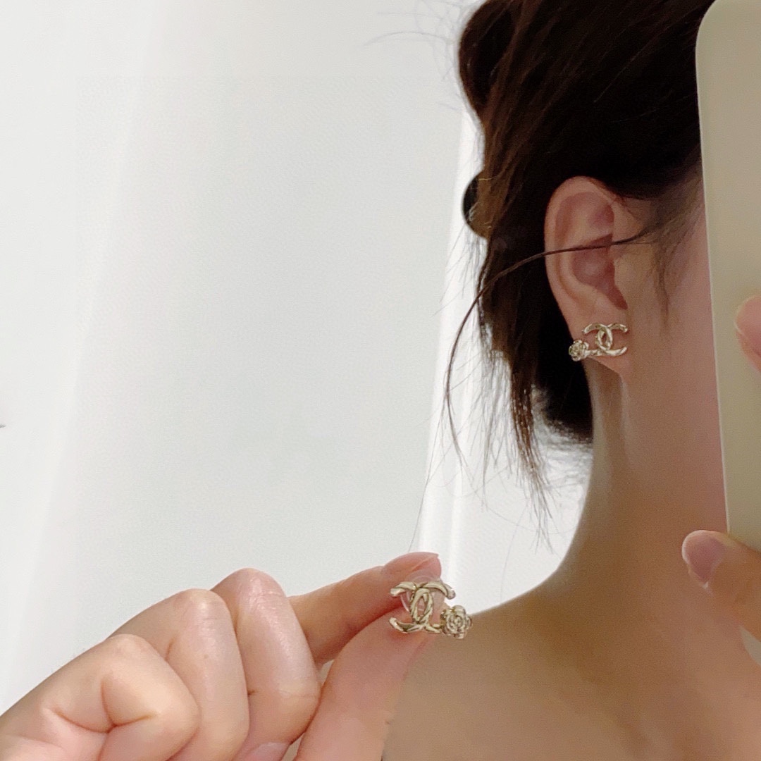 NO:106092,Chanel small camellia double C stud earrings. This casual match is very beautiful and versatile. It is a fashionable item. It is very stylish. It is very elegant and elegant. The fragrant earrings are really exquisite and ladylike. Really 9.25 silver needles, jewelry quality, chanel, chanel19860909Chanel 香奈儿小号山茶花双C耳钉 这款随意搭配都是非常好看百搭时尚单品 日常款 很修饰脸型 很上档次的 很优雅气质 香香的耳钉实在是太精致了、淑女大气 真的9.25银针,饰品精品,chanel,chanel,Jewelry