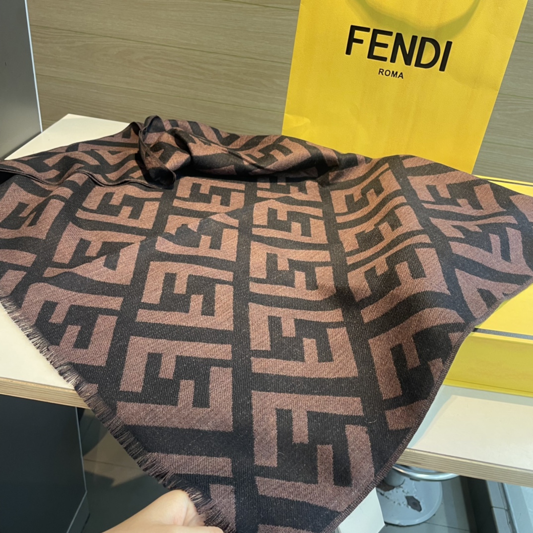 新款Fendi！喜欢小众不撞款的Fendi推荐入！时髦过冬！！非常的低调奢华精致大气的简约设计高级时髦精