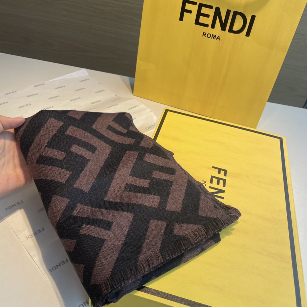 新款Fendi！喜欢小众不撞款的Fendi推荐入！时髦过冬！！非常的低调奢华精致大气的简约设计高级时髦精