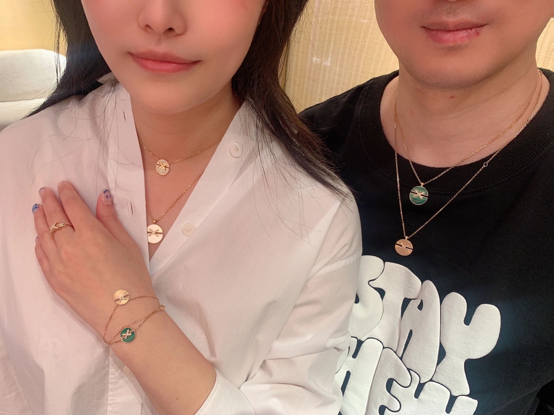 Luxurious Family Jewelry Reinterpreted with Asymmetric Design and Fine Gold Technology - 图片 4