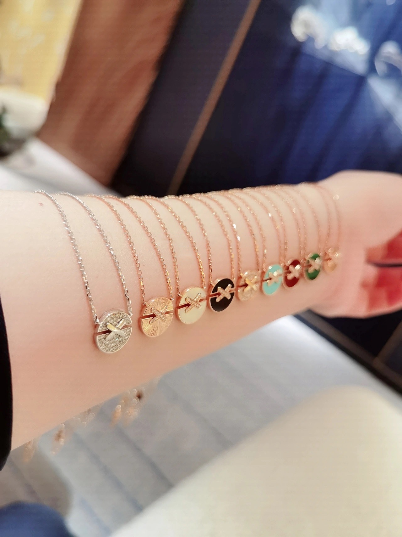 Luxurious Family Jewelry Reinterpreted with Asymmetric Design and Fine Gold Technology - 图片 3