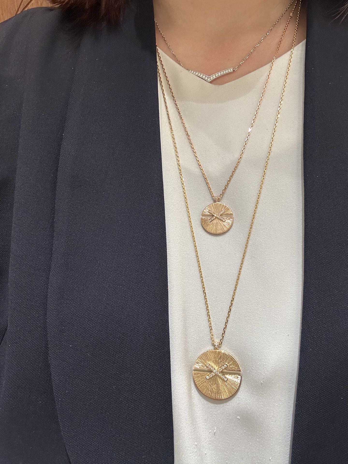Luxurious Family Jewelry Reinterpreted with Asymmetric Design and Fine Gold Technology