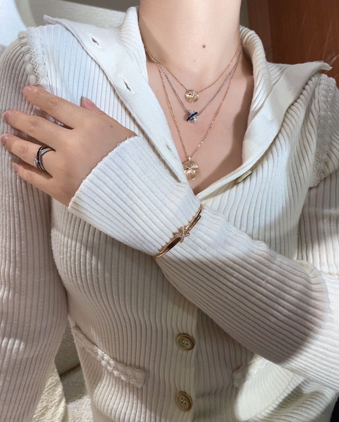 Luxurious Family Jewelry Reinterpreted with Asymmetric Design and Fine Gold Technology - 图片 9