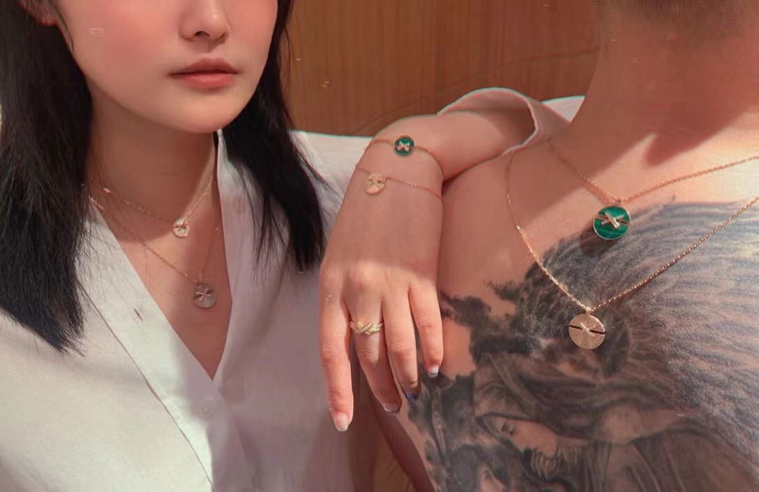 Luxurious Family Jewelry Reinterpreted with Asymmetric Design and Fine Gold Technology - 图片 5