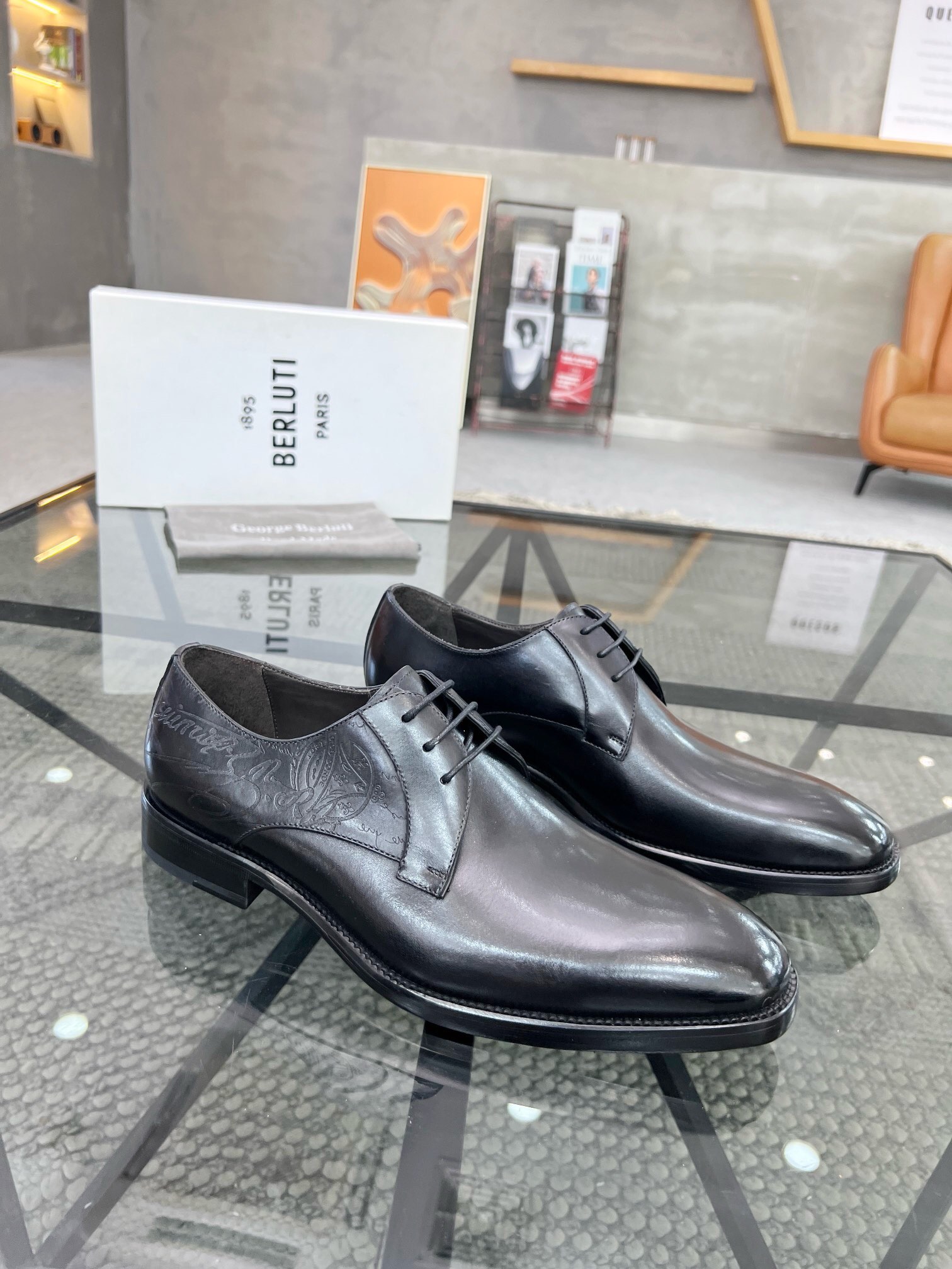 NO:219189,Brand Berluti original color matching Size 39-44 Custom made 38.45.46 Price Material Berluti new style High-end Top · Original single Ber* Berluti French top men's shoes, Berluti brand broke the routine in its debut and launched a new Edge last. This bold improvement of the iconic last is of great significance to its unique shape and width creative work. On Alessandro shoes, this angular outline is made by Kris' bold and professional new Cloudy dyeing makes it look more perspective. It is both business and casual. Classic and fashionable!  The handwritten patterns on the shoe body add a lot of color, Berluti, christian louboutin, Dolce & Gabbana19860909品牌Berluti 颜色原版配色 码数39-44定做38.45.46 价格 材质伯尔鲁帝新款 高端 顶级·原单Ber*布鲁提法国顶级男鞋,Berluti品牌的首秀中打破常规,推出全新的Edge鞋楦.标志性鞋楦的这种大胆改良,对于其独特形状和边宽创意工作意义重大、在Alessandro鞋履上,这种棱角分明的轮廓经Kris大胆专业的全新Cloudy 染色显得更有透视感.既商务又休闲.经典时尚！鞋身的手写纹更为其增色不少,Berluti 布鲁提,christian louboutin,Dolce&Gabbana,Men's shoes