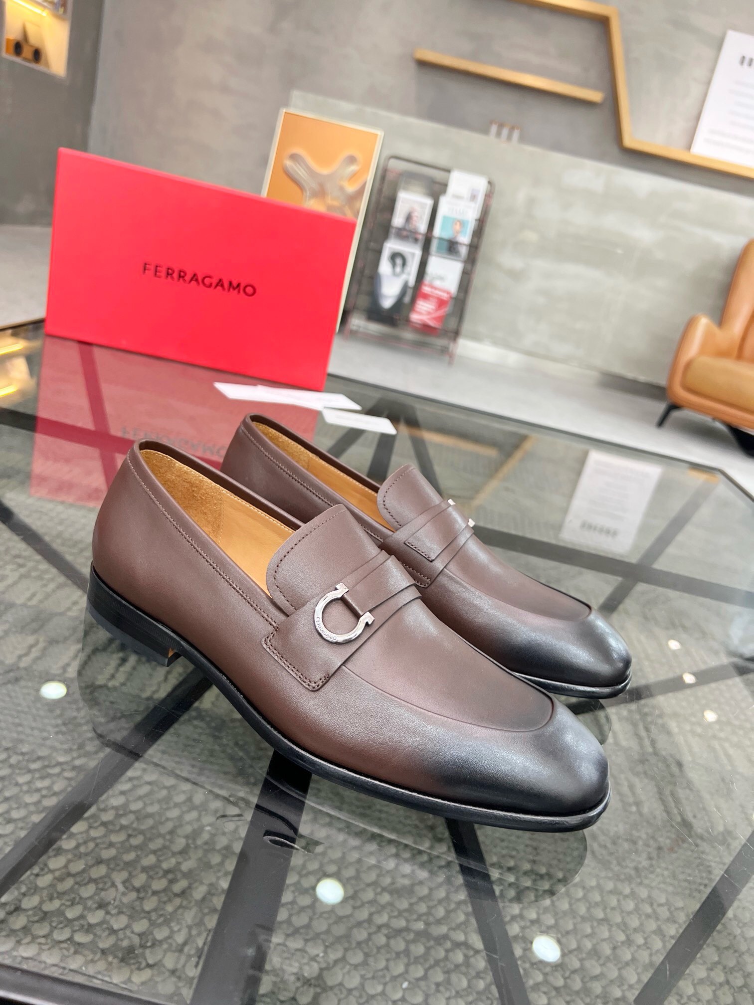 NO:219194,Brand Ferragamo Color original color matching Number 39-44 Custom made 38.45.46 Price Material Ferragamo New Style Men's Business Leather Shoes are perfectly handmade Original quality Exquisite workmanship rigorous upper is imported waxed and polished cowhide cowhide cowhide inner Original (real leather sole) upper high-end and atmospheric, Ferragamo Leather Shoes, ferragamo, ferragamo, cowhide, Leather soles19860909品牌Ferragamo 颜色原版配色 码数39-44定做38.45.46 价格 材质菲拉格慕新款 男士 商务皮鞋发售完美的手工制作 原单品质 做工精致严谨鞋面采用进口打蜡擦色牛皮工艺牛皮内里 原版（真皮大底）上脚 高端大气,菲拉格慕 皮鞋,ferragamo,ferragamo,cowhide,Leather soles,Men's shoes