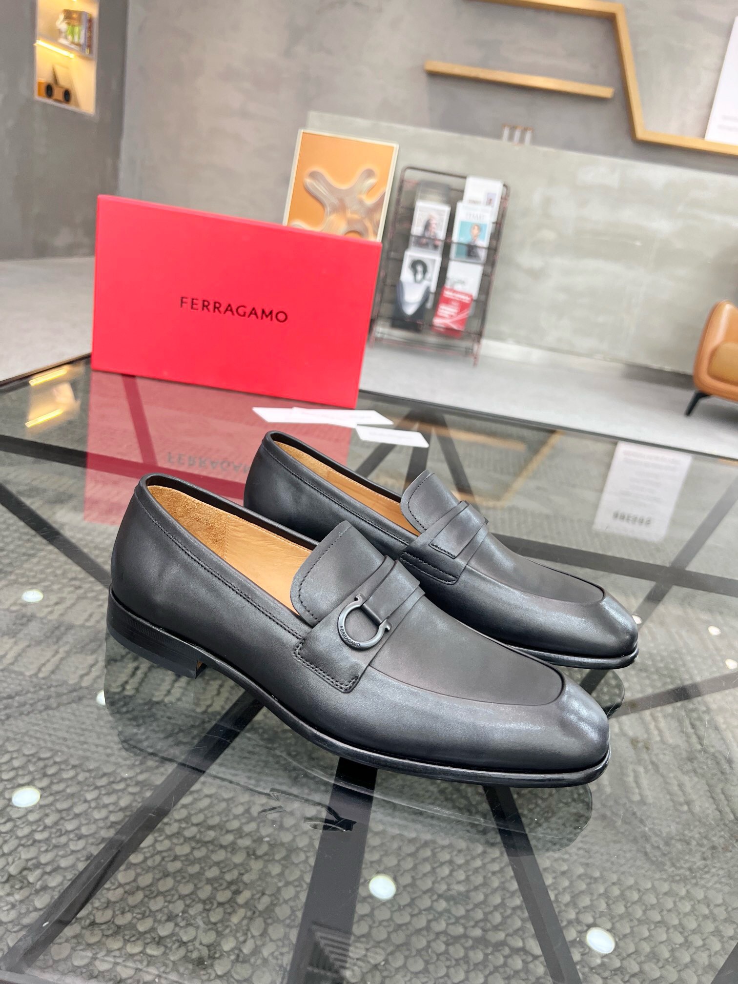 NO:217482,Brand Ferragamo Color original color matching Number 39-44 Custom made 38.45.46 Price Material Ferragamo New Style Men's Business Leather Shoes are perfectly handmade Original quality Exquisite workmanship rigorous upper is imported waxed and polished cowhide cowhide cowhide inner Original (real leather sole) upper high-end and atmospheric, Ferragamo Leather Shoes, ferragamo, ferragamo, cowhide, Leather soles19860909品牌Ferragamo 颜色原版配色 码数39-44定做38.45.46 价格 材质菲拉格慕新款 男士 商务皮鞋发售完美的手工制作 原单品质 做工精致严谨鞋面采用进口打蜡擦色牛皮工艺牛皮内里 原版（真皮大底）上脚 高端大气,菲拉格慕 皮鞋,ferragamo,ferragamo,cowhide,Leather soles,Men's shoes