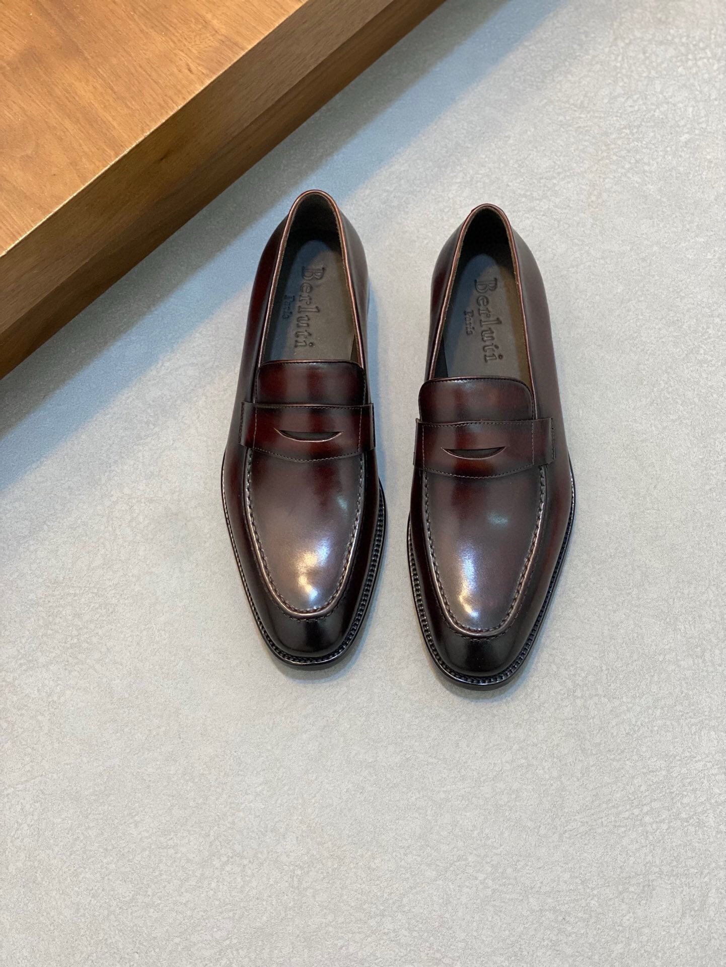 NO:217502,Brand Berluti original color matching, size 39-44 customized 38.45. Price Material Berluti new style high-end Top · Original single Ber* Berluti French top men's shoes, Berluti brand's debut broke the convention and launched a brand new Edge last. This bold improvement of the iconic last is of great significance to its unique shape and width of the side. On Alessandro shoes, this angular outline is more perspective-like by Kris' bold and professional new Cloudy dyeing. It is both business and casual. Classic and fashionable!  The handwritten patterns on the shoe body add a lot of color, Berluti, christian louboutin, Dolce & Gabbana19860909品牌Berluti 颜色原版配色 码数39-44定做38.45. 价格 材质伯尔鲁帝新款 高端 顶级·原单Ber*布鲁提法国顶级男鞋,Berluti品牌的首秀中打破常规,推出全新的Edge鞋楦.标志性鞋楦的这种大胆改良,对于其独特形状和边宽创意工作意义重大、在Alessandro鞋履上,这种棱角分明的轮廓经Kris大胆专业的全新Cloudy 染色显得更有透视感.既商务又休闲.经典时尚！鞋身的手写纹更为其增色不少,Berluti 布鲁提,christian louboutin,Dolce&Gabbana,Men's shoes