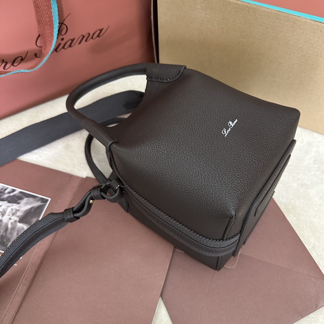 
Loro piana 小水桶
Bale 迷你手袋
颜色：咖啡色
Bale包的自在高雅品味与不朽风格，再