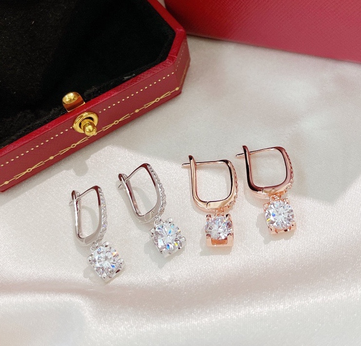 
A4266 👑卡家 两克拉 💎 牛角 弯钩 耳环 出货出货啦啦啦✨✨最时尚经典牛角系列🌼不多作介绍！现