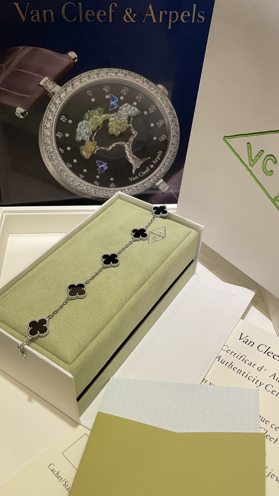 NO:635548,88320 arrived today. Black five-flower & black agate five-flowered four-leaf clover white gold bracelet. White gold1986090988320今日到货黑五花  & 黑玛瑙五花四叶草白金色手链 白金色x黑玛瑙 vip才能定制到的配色 简简单单的非常百搭 又酷又时髦 实拍纯银材质厚镀真金玛瑙石 cnc珠宝工艺 高级百搭耐看,,bracelet,pure silver,卡迪亚高端饰品,Jewelry