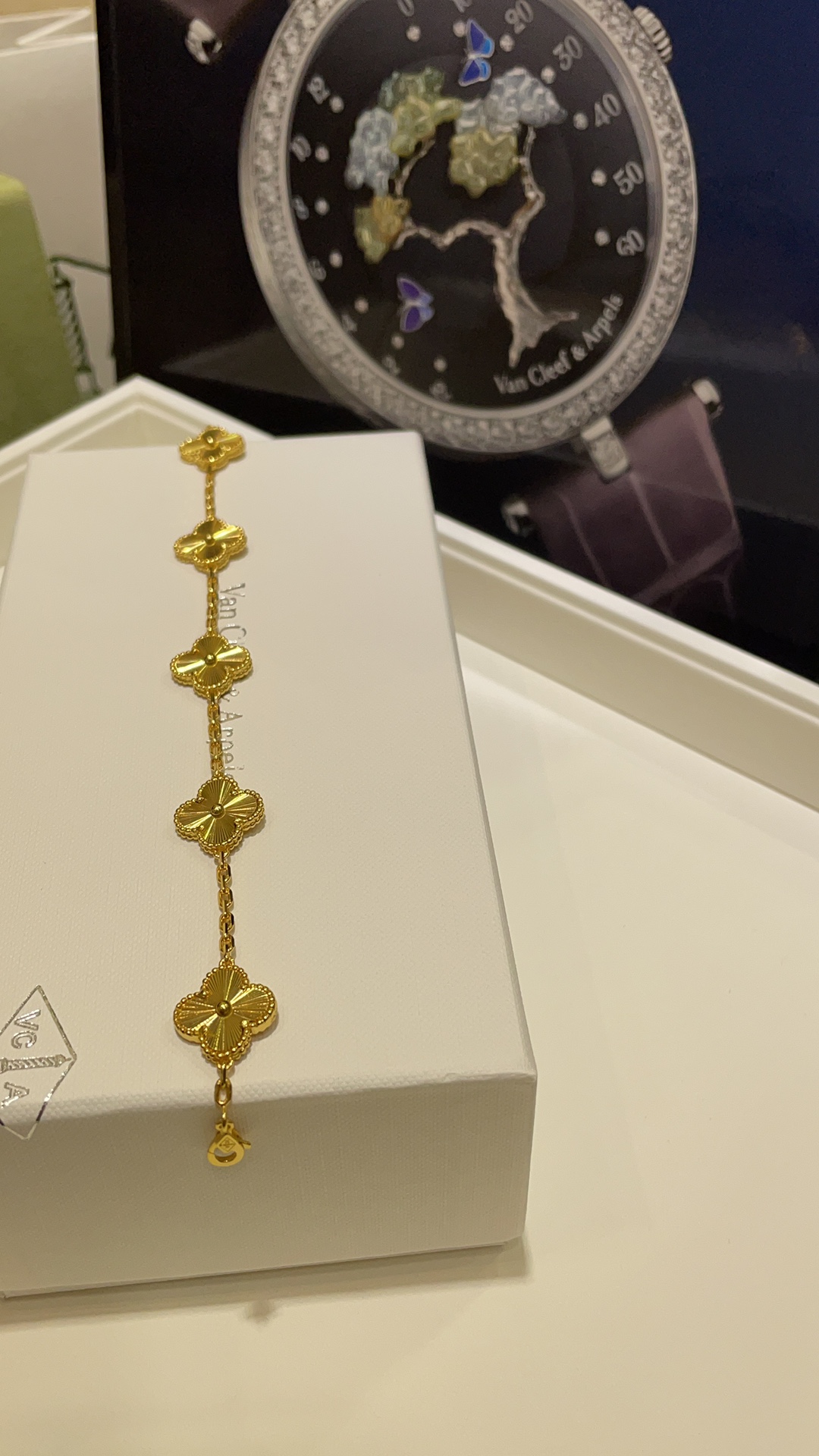 NO:634958,The king of value for money, 88320, arrived today. Gold laser & gold laser four-leaf clover five-flower bracelet. The gold laser pattern is still sparkling without a single diamond. As soon as you reach out, you will see the flower of wealth in the world. It is so noble that you can’t bear to take it off when you put it on. Buy it and earn money. Real shot of sterling silver material, thick plated real gold, CNC jewelry craftsmanship, bracelet, gold, pure silver, Cardia high-end jewelry19860909性价比之王88320,今日到货黄金镭射  & 黄金镭射四叶草五花手链 黄金镭射花纹不带一颗钻依然爆闪 一伸手就是人间富贵花 太贵气了 戴上就舍不得摘下来的宝 买到赚到 实拍纯银材质厚镀真金 cnc珠宝工艺,,bracelet,gold,pure silver,卡迪亚高端饰品,Jewelry