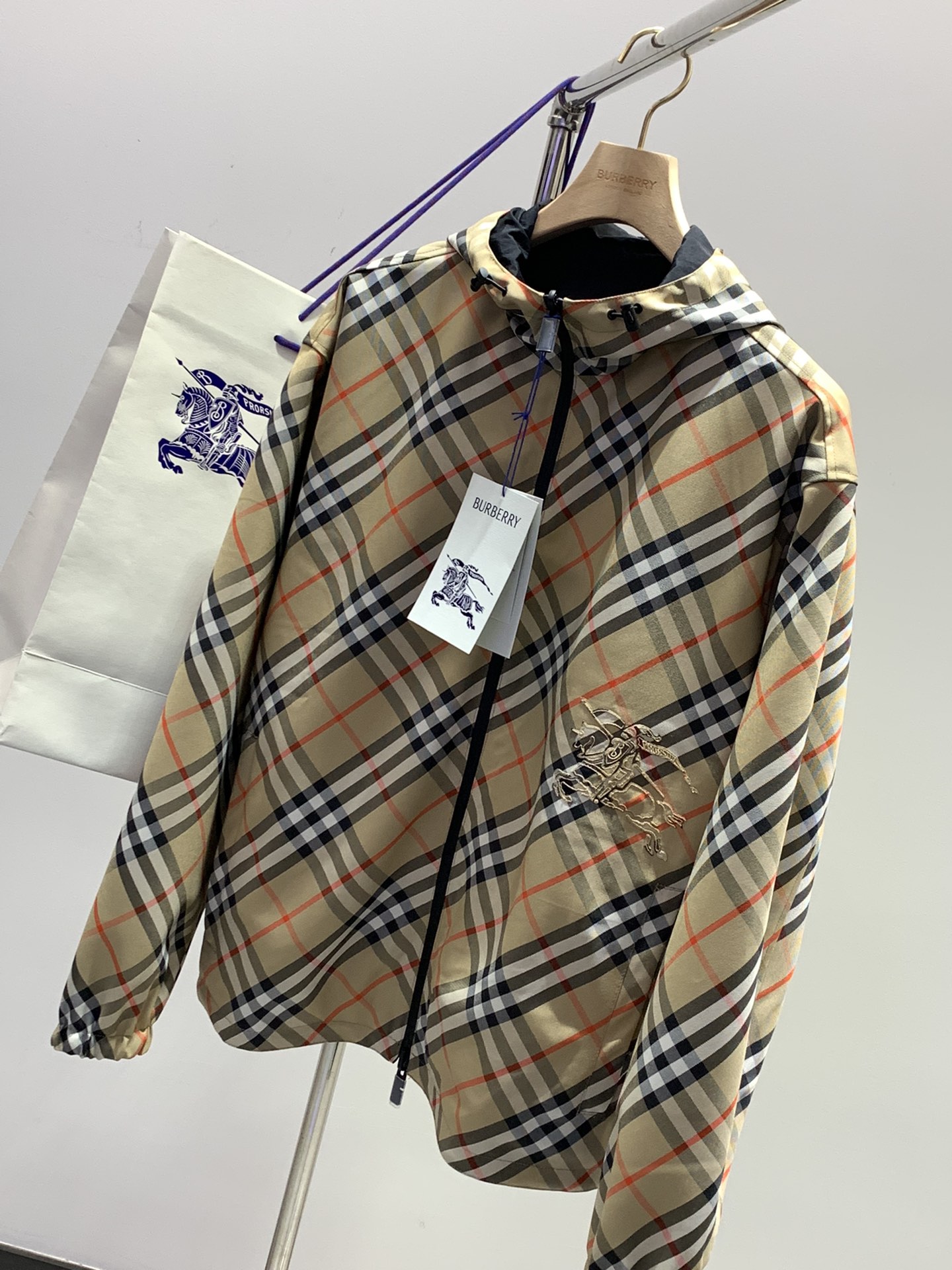 BUR 2024秋冬最新品，官网同步在售，售价15520，原单渠道狠货，非市场货，以假乱真难以分辨！欢迎
