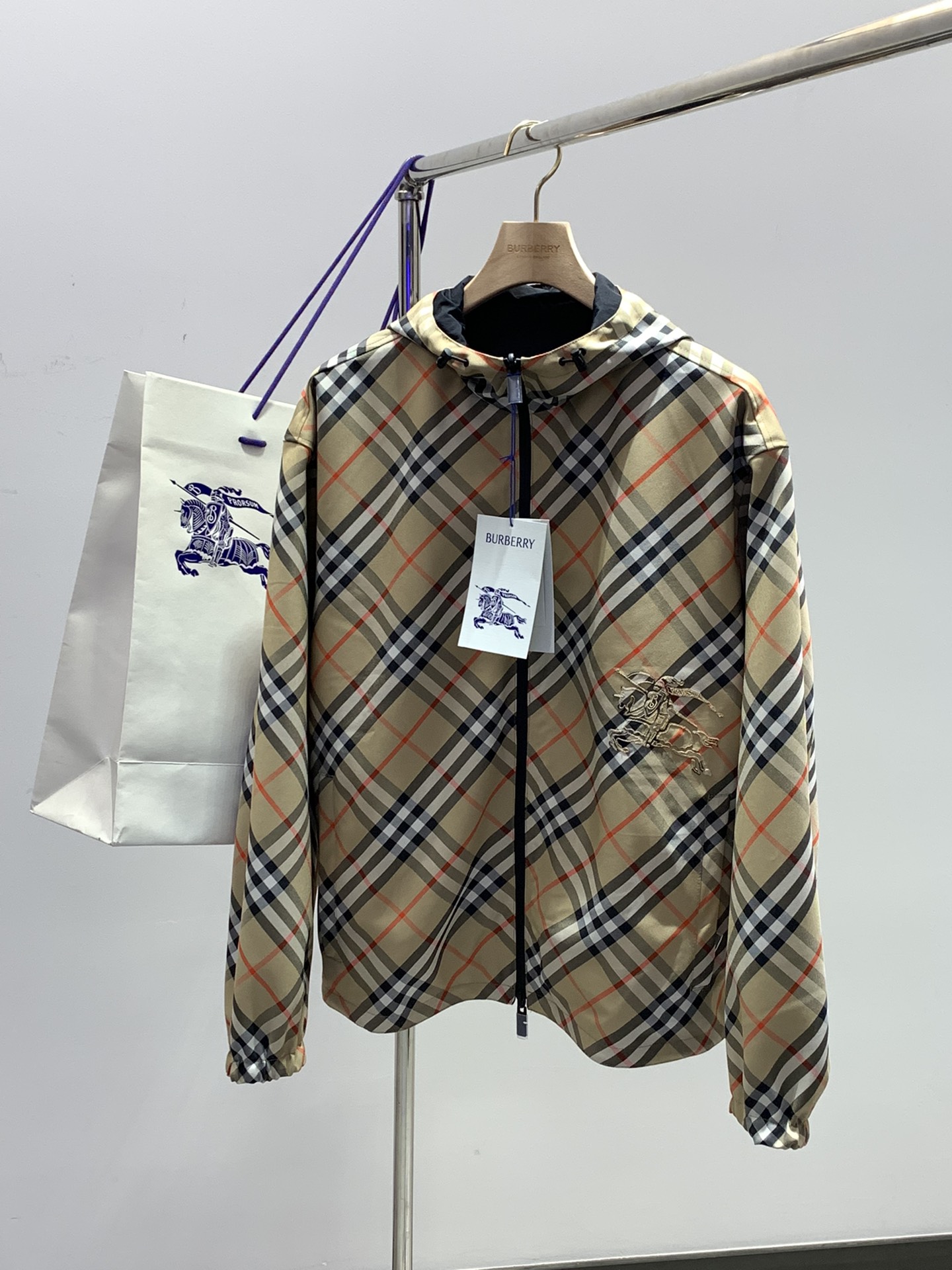 BUR 2024秋冬最新品，官网同步在售，售价15520，原单渠道狠货，非市场货，以假乱真难以分辨！欢迎