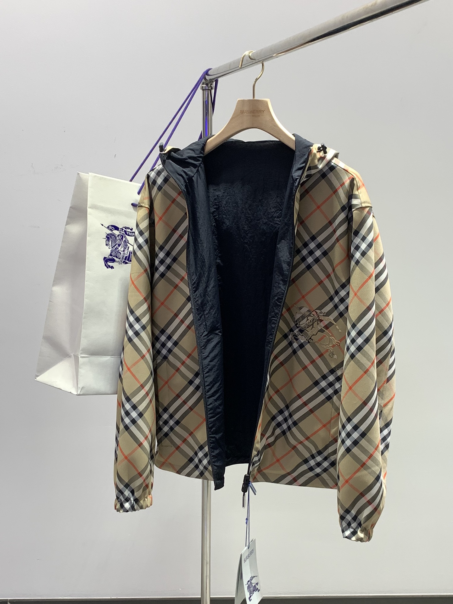BUR 2024秋冬最新品，官网同步在售，售价15520，原单渠道狠货，非市场货，以假乱真难以分辨！欢迎