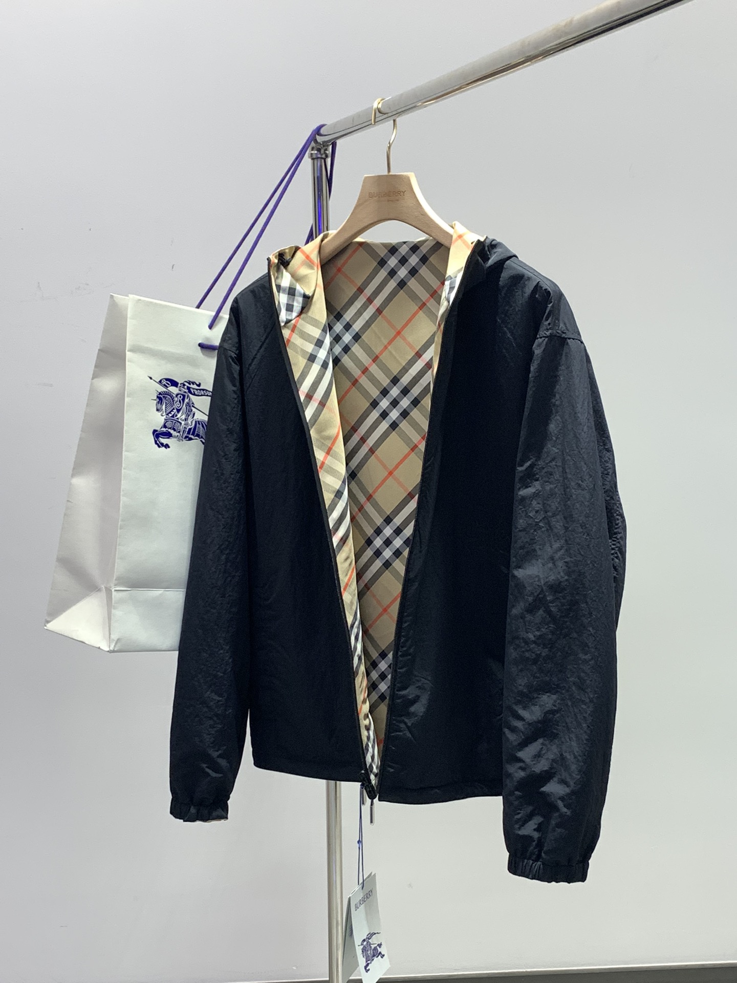 BUR 2024秋冬最新品，官网同步在售，售价15520，原单渠道狠货，非市场货，以假乱真难以分辨！欢迎