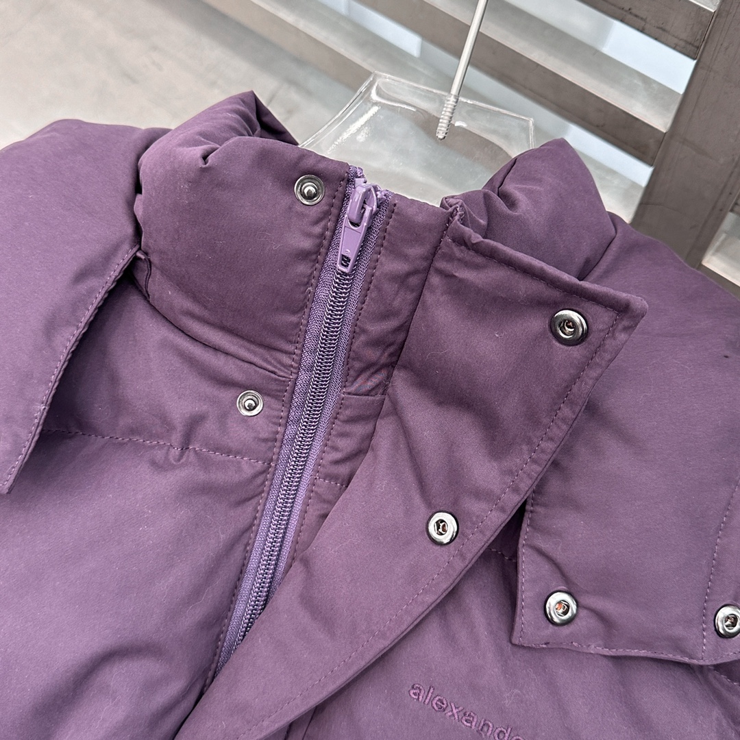 AW｜新款羽绒服，磨毛棉面料手感柔软肉感十足，连帽设计运动休闲，绗缝车线不易跑绒，内胆90白鸭绒填充，搭