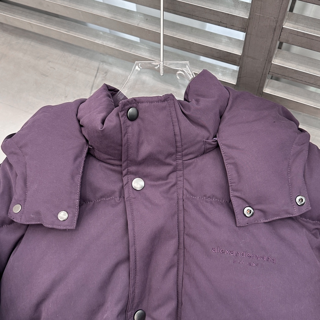 AW｜新款羽绒服，磨毛棉面料手感柔软肉感十足，连帽设计运动休闲，绗缝车线不易跑绒，内胆90白鸭绒填充，搭