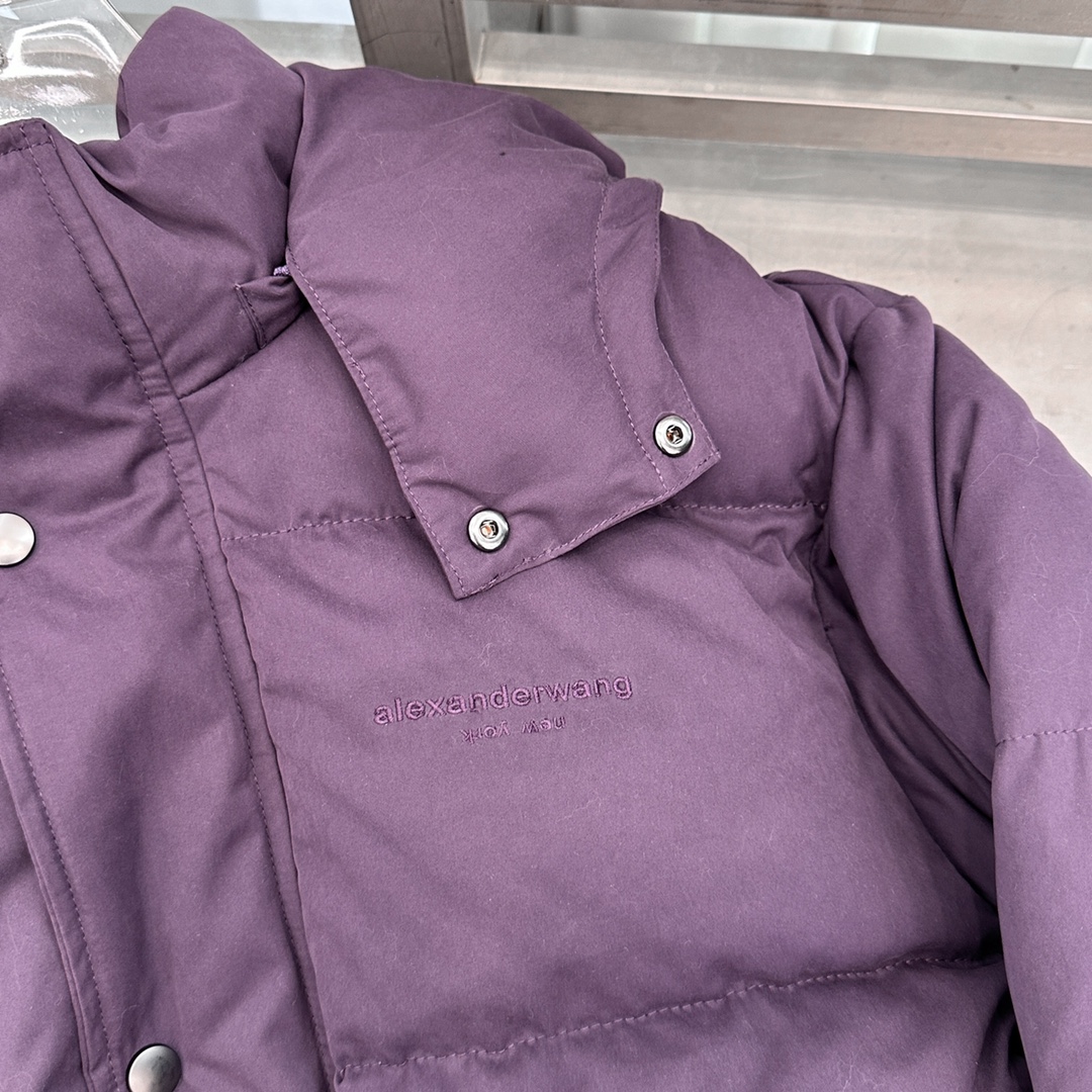 AW｜新款羽绒服，磨毛棉面料手感柔软肉感十足，连帽设计运动休闲，绗缝车线不易跑绒，内胆90白鸭绒填充，搭