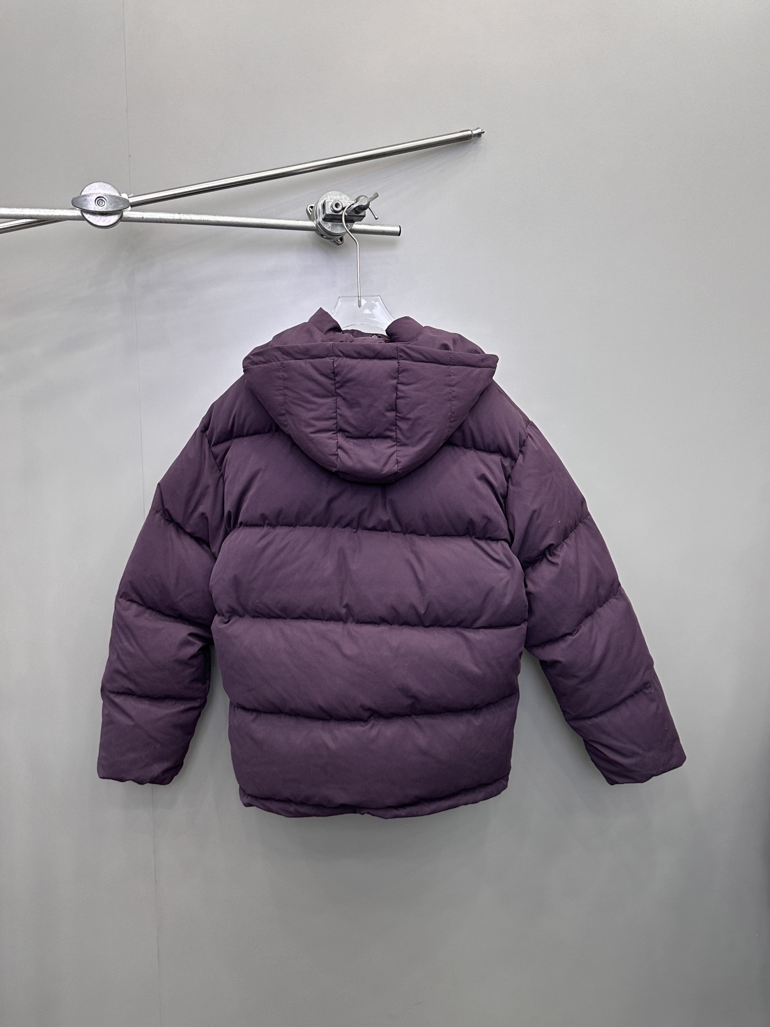 AW｜新款羽绒服，磨毛棉面料手感柔软肉感十足，连帽设计运动休闲，绗缝车线不易跑绒，内胆90白鸭绒填充，搭