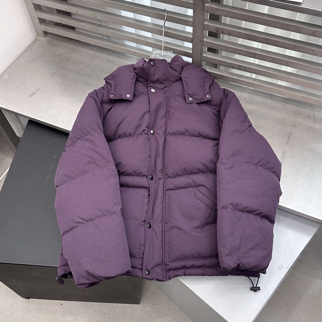 AW｜新款羽绒服，磨毛棉面料手感柔软肉感十足，连帽设计运动休闲，绗缝车线不易跑绒，内胆90白鸭绒填充，搭