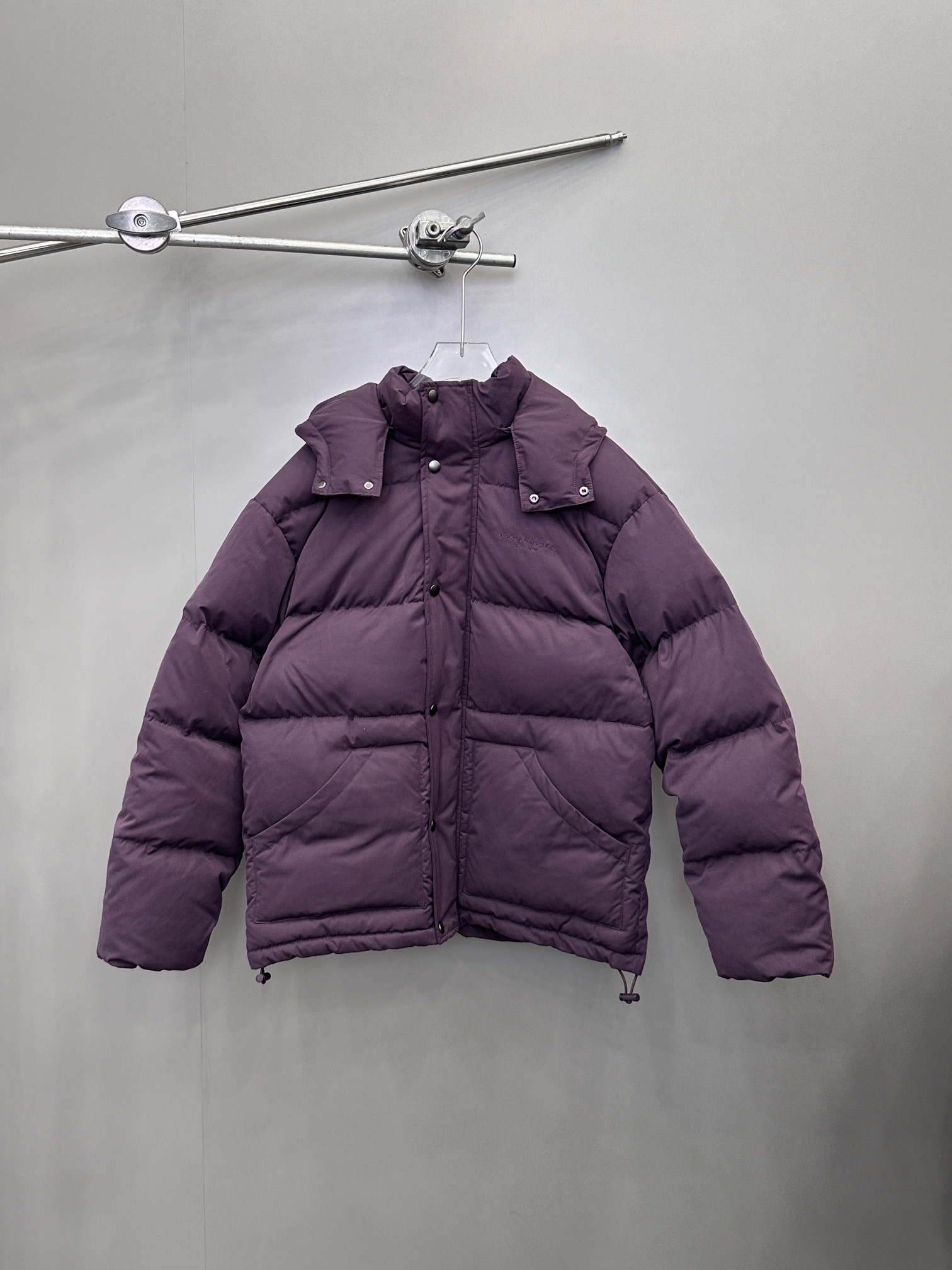 AW｜新款羽绒服，磨毛棉面料手感柔软肉感十足，连帽设计运动休闲，绗缝车线不易跑绒，内胆90白鸭绒填充，搭