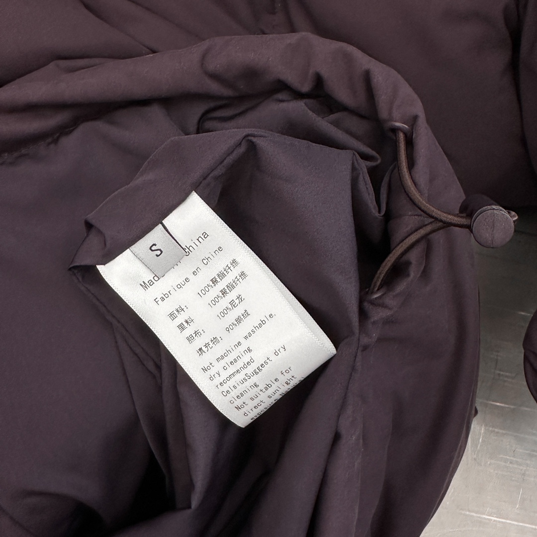 AW｜新款羽绒服，磨毛棉面料手感柔软肉感十足，连帽设计运动休闲，绗缝车线不易跑绒，内胆90白鸭绒填充，搭